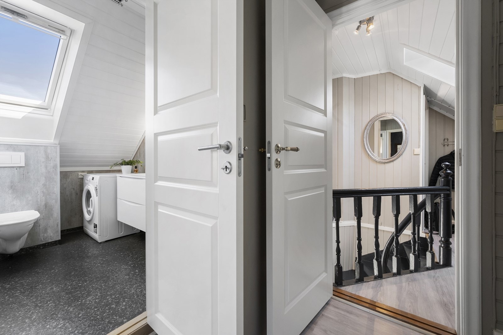 Bad i 2.etasje er rehabilitert i 2023 av fagkyndige. Bad er også utstyrt med skjult rør-i-rør anlegg. Galleribilde