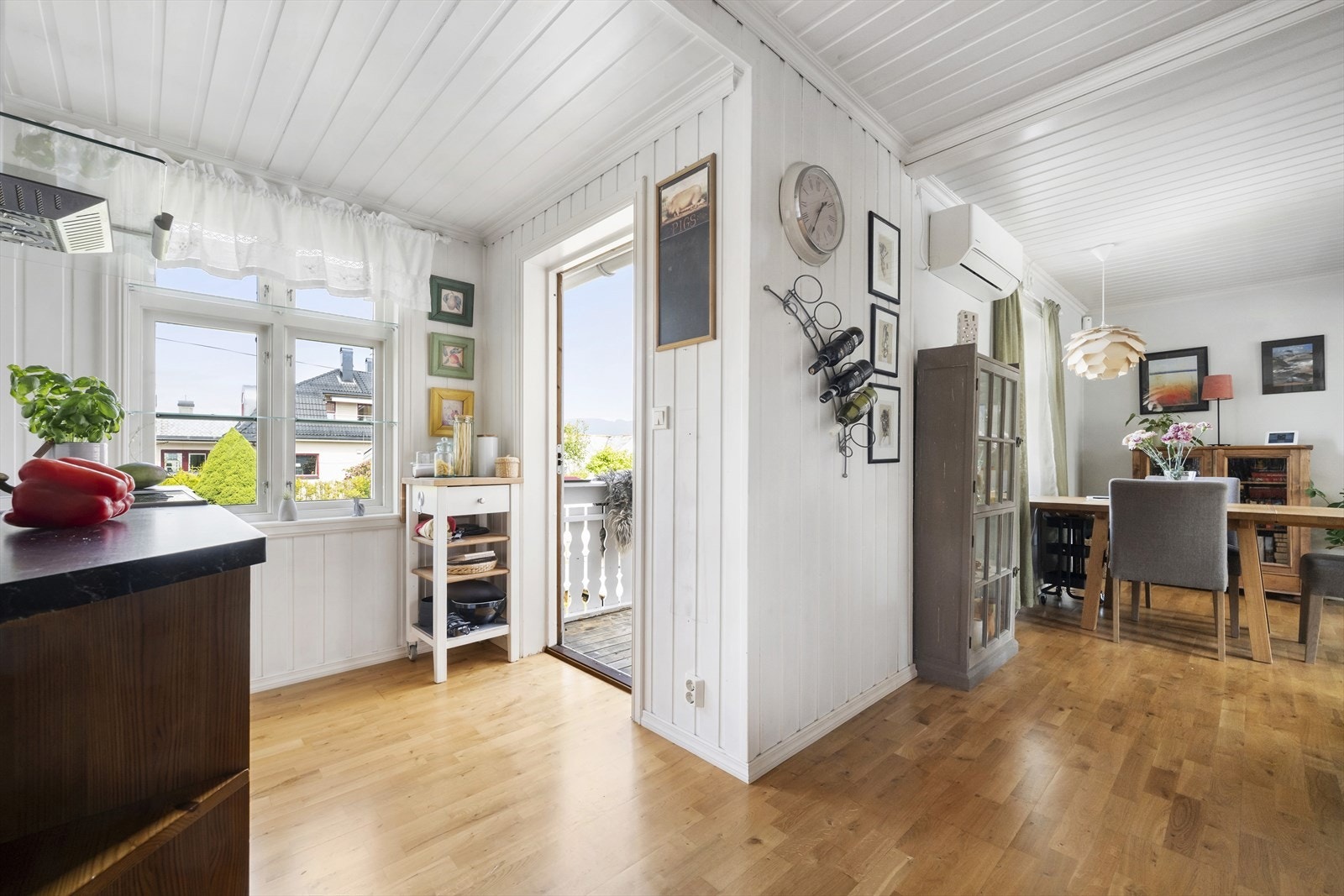 Praktisk utgang til altan fra kjøkkenet, i tillegg er det lagt terrassedekke fra altan til hagestue. Galleribilde