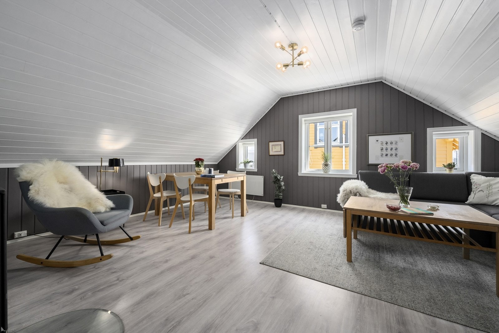 Stor stue i 2. etg. som kan deles inn i flere sosiale soner. Galleribilde