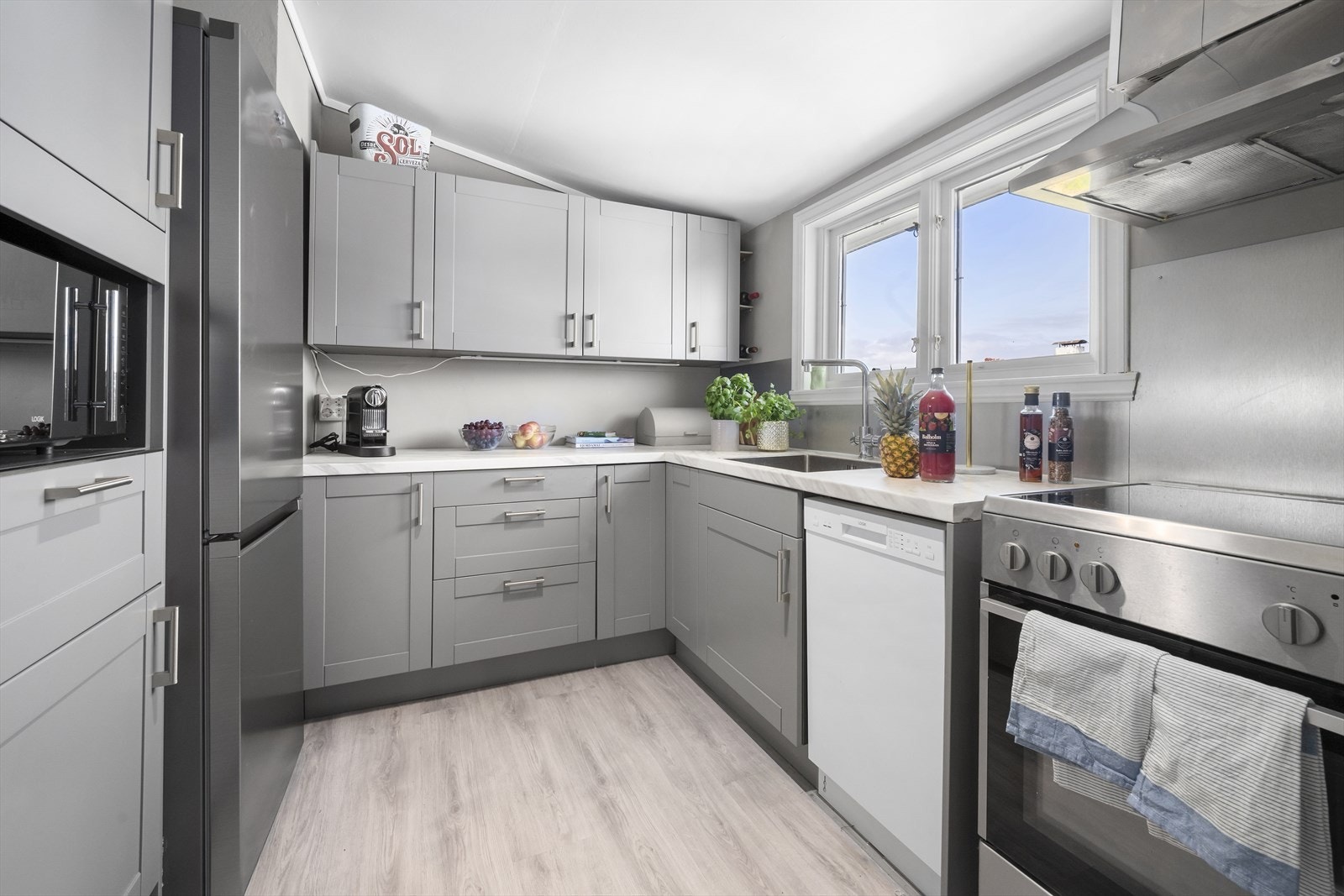 Kjøkken i 2.etg. er nytt i 2022 og er innredet med Epoq kjøkkeninnredning med profilerte fronter. Kjøkken er utstyrt med rør-i-rør, waterguard og alarm. Elektrisk anlegg er oppjustert ifbm. montering av kjøkken. Galleribilde