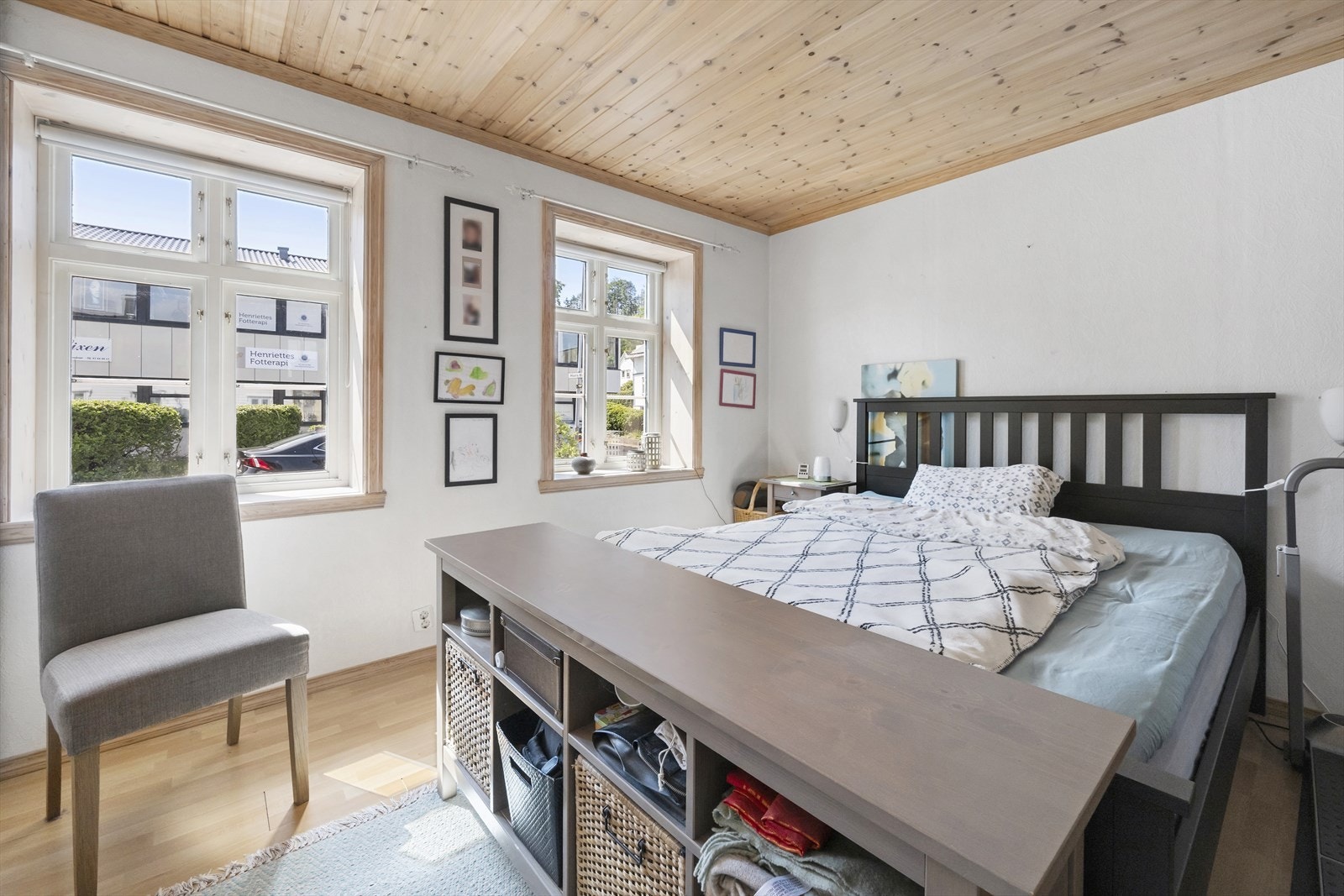 Soverom 1 av 3: Boligen har ett romslig soverom i 1.etasje Galleribilde