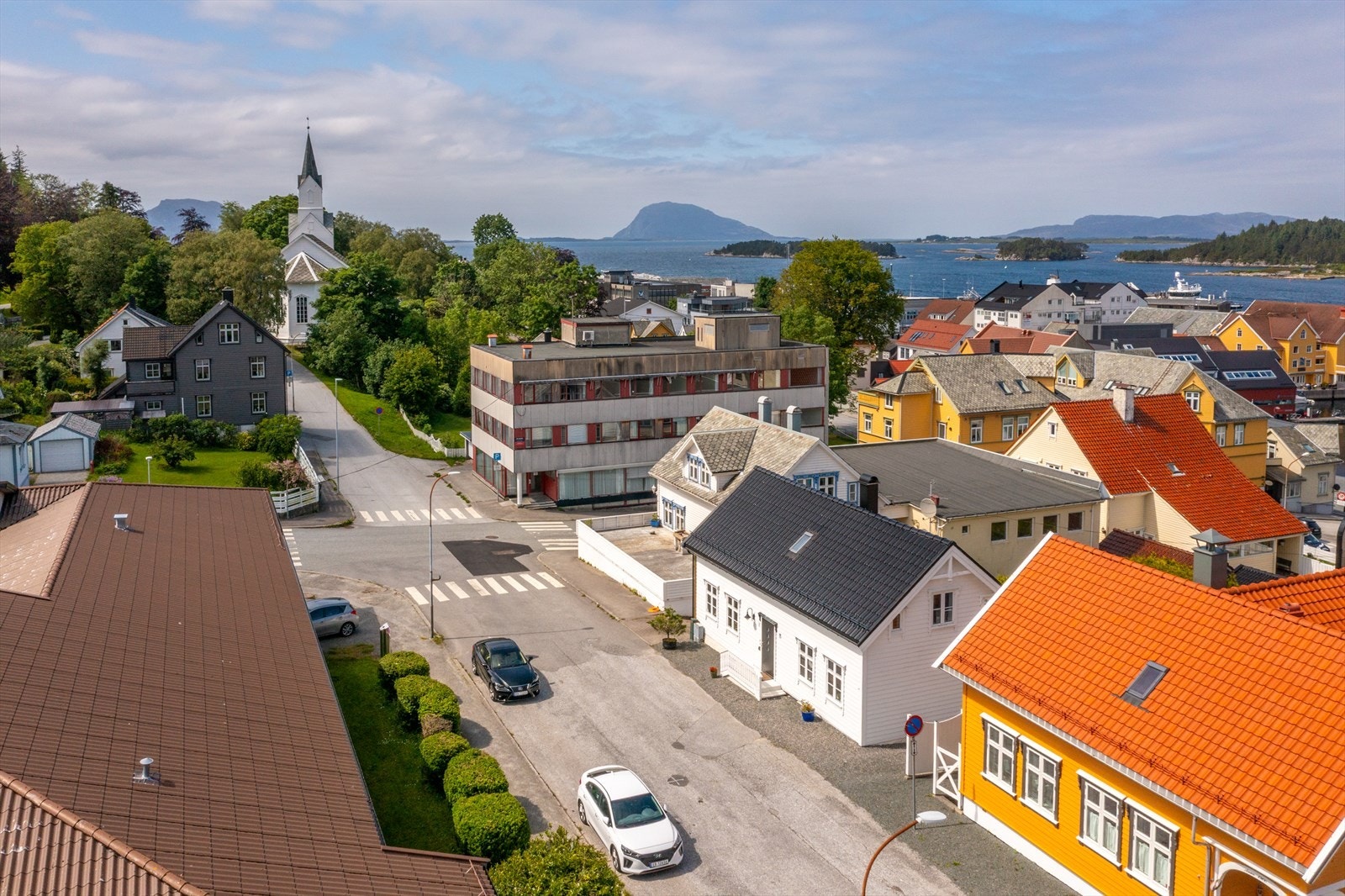 Nærområdet byr på fine turområder slik som Storvatnet, Storåsen og Litlevatnet. Galleribilde