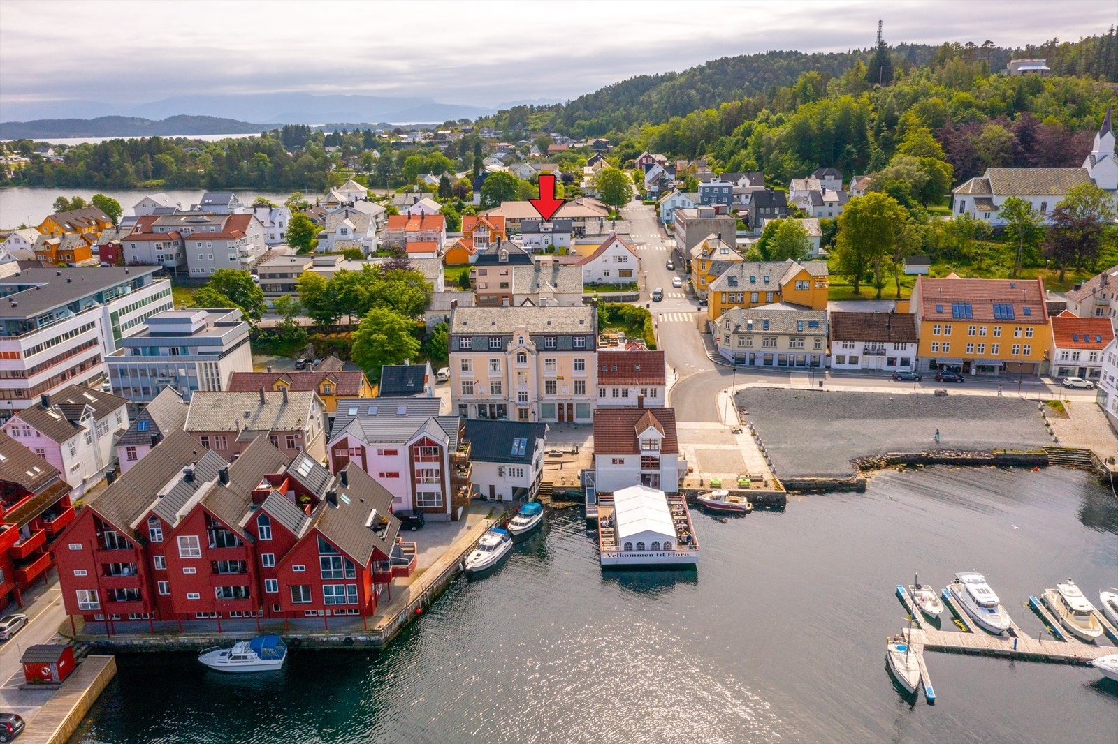 Florø sin hovedgate ligger 3 minutter unna boligen. Her kan du nyte god mat på Hjørnevikbua, gå i klesbutikker og spasere til AMFI Florø. Galleribilde