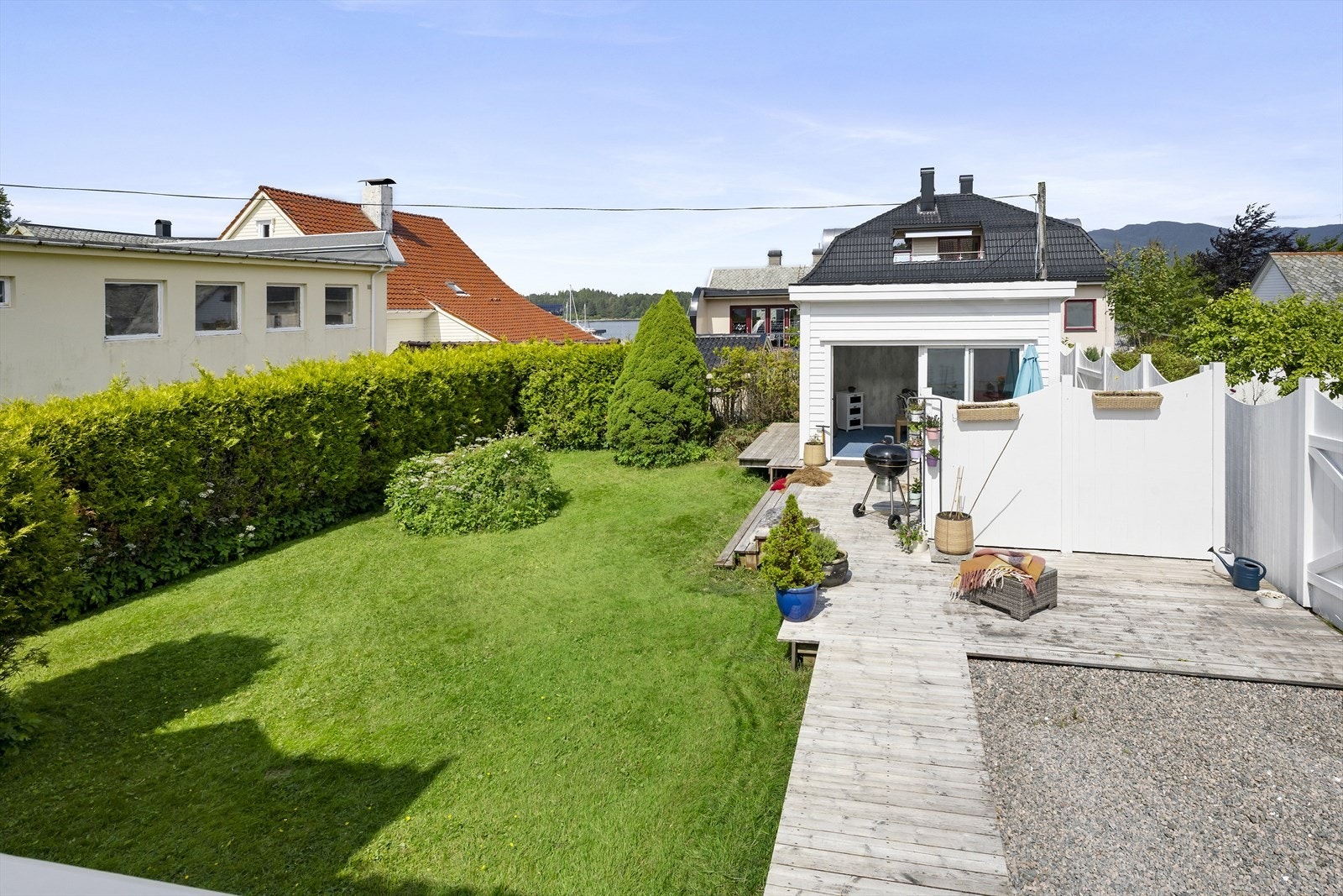 En sentrumsnær enebolig med stor hage. Galleribilde