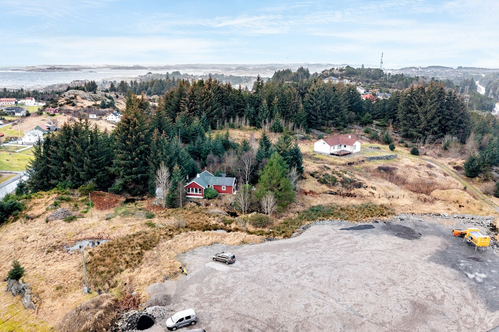 Byggene i rødt og hvit med tilhørende eiendom, er ikke en del av salget. Galleribilde