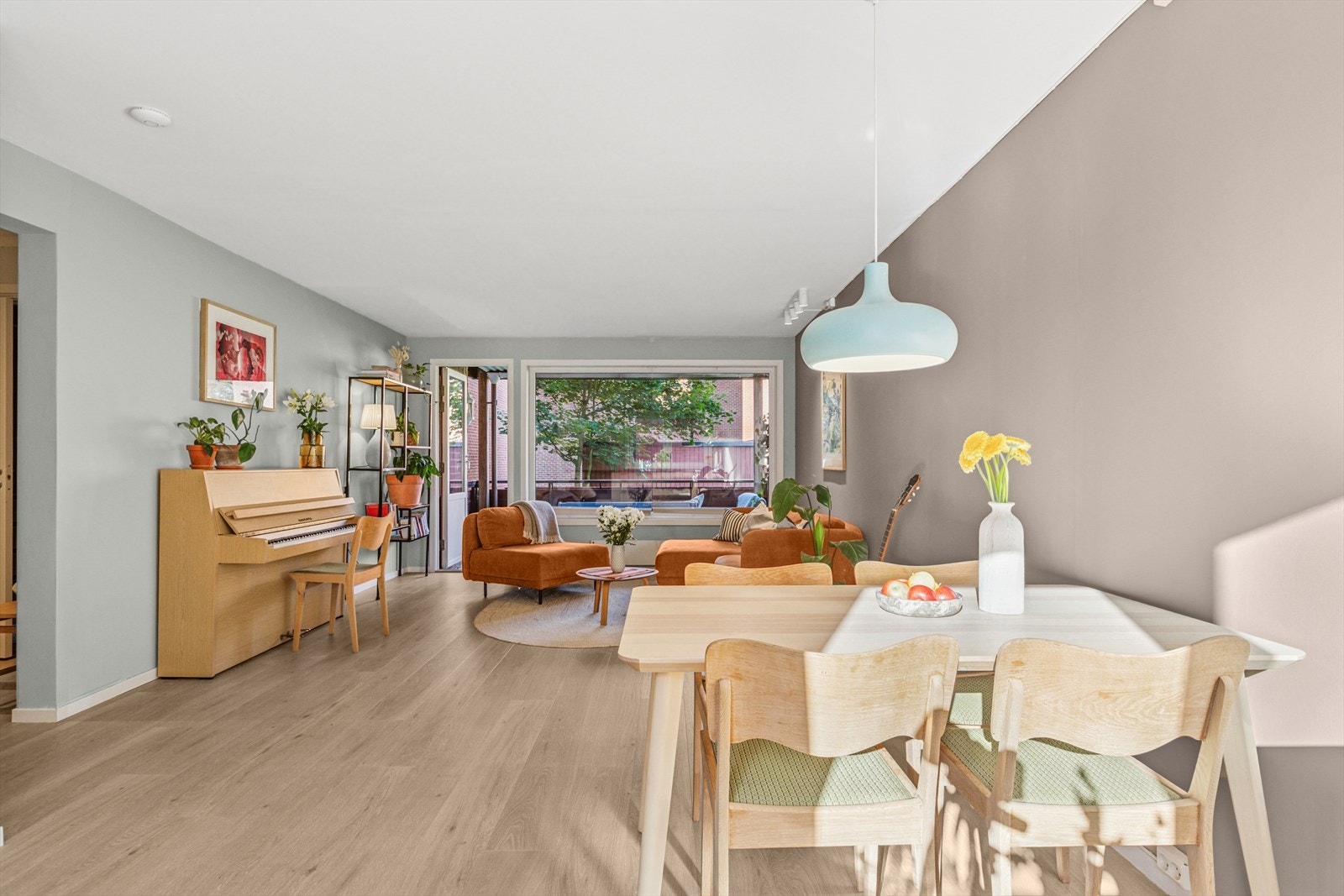 Mellom stuen og kjøkkenet er det naturlig avsatt plass til en spisestueløsning Galleribilde