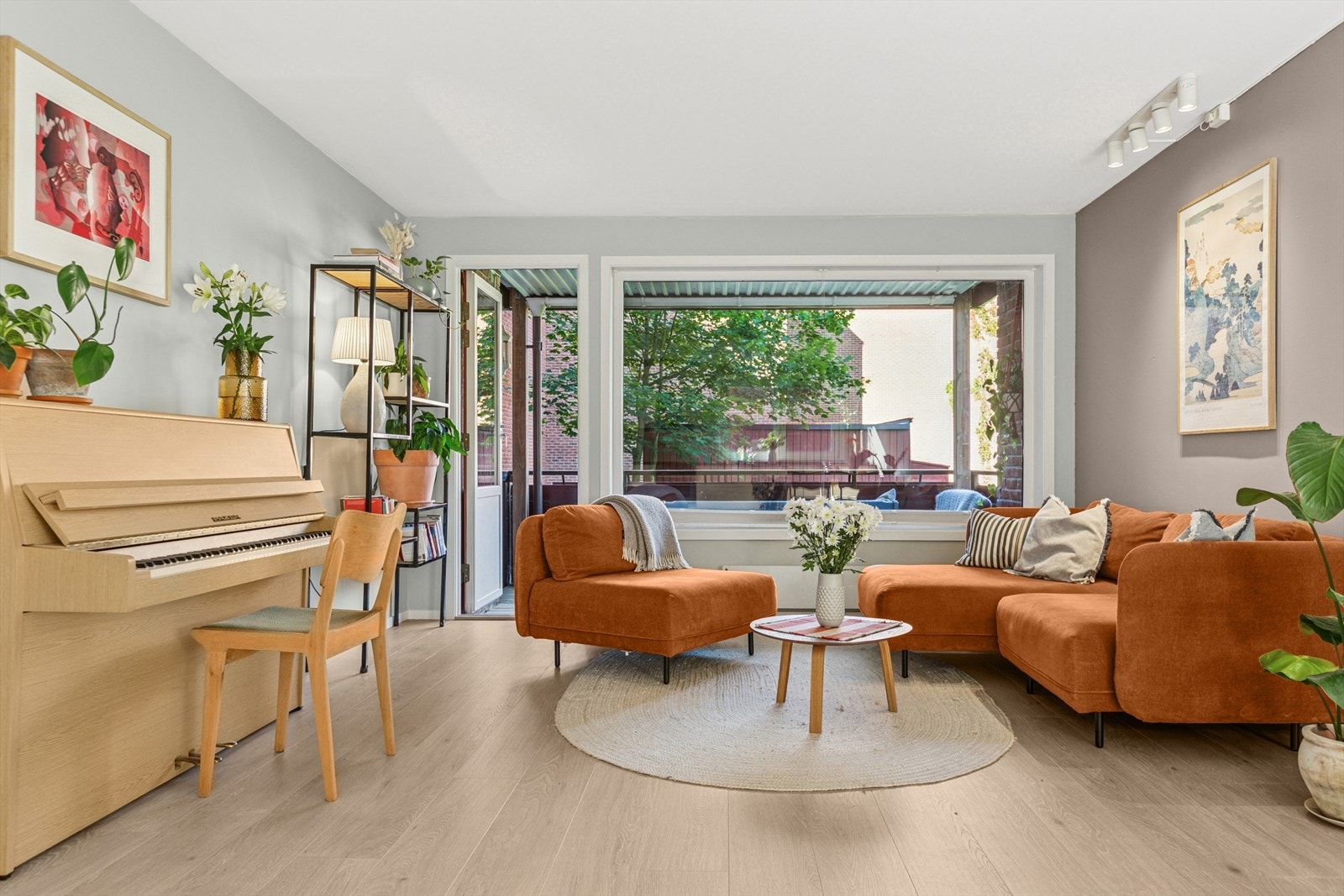 Stue har også direkte tilkomst til en egen overbygd balkong Galleribilde