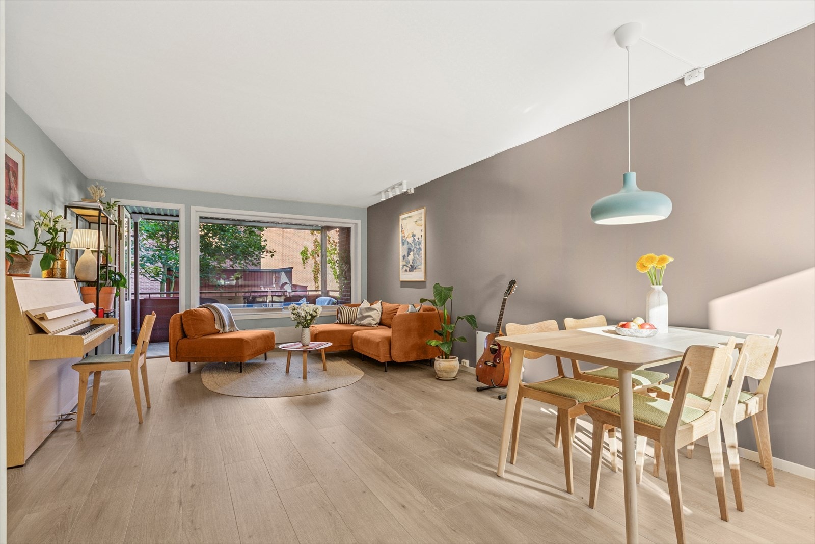 Rommets gode areal åpner for mange møbleringsmuligheter og flere sittegrupper Galleribilde