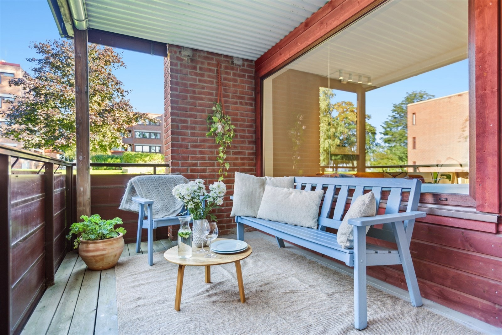 Balkongen er oppmålt til 9 kvm og har rikelig med plass til både sittegruppe og grill Galleribilde