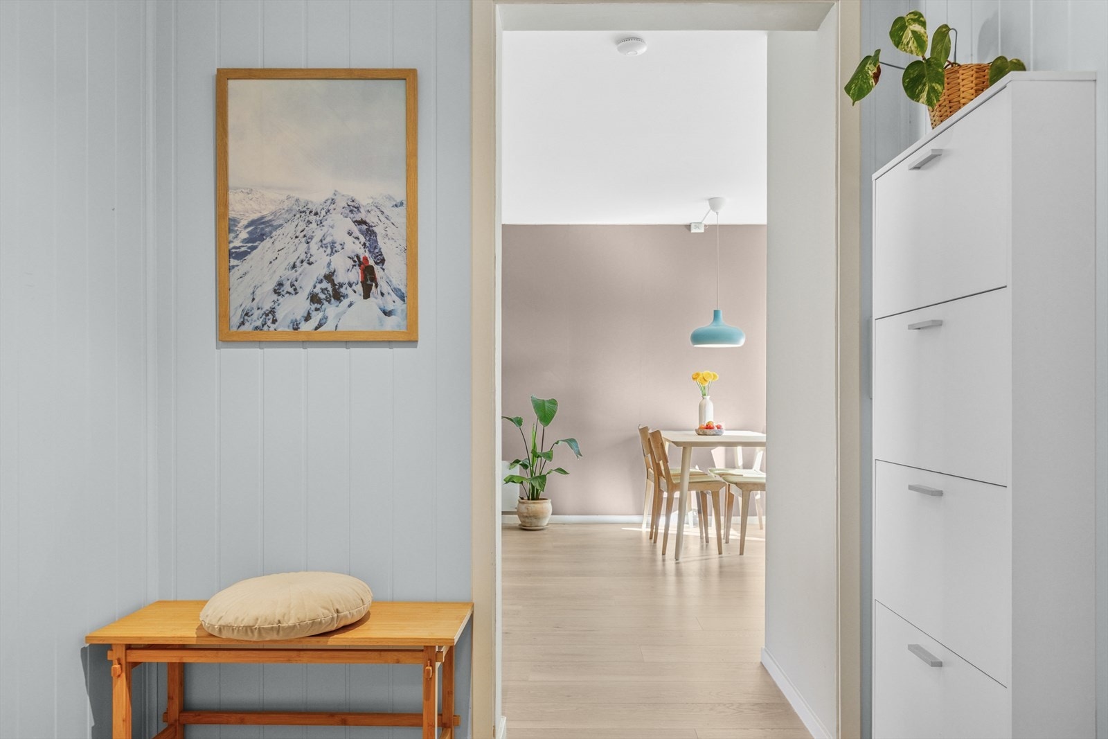 Leiligheten er oppmalt med moderne fargevalig og fremstår særdeles tiltalende Galleribilde