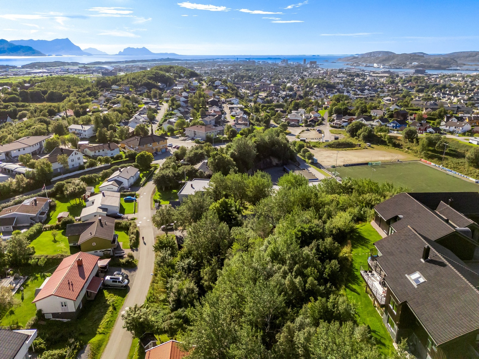 Barnevennlig beliggenhet med kort vei til Saltvern skole og Stordalens idrettsanlegg Galleribilde