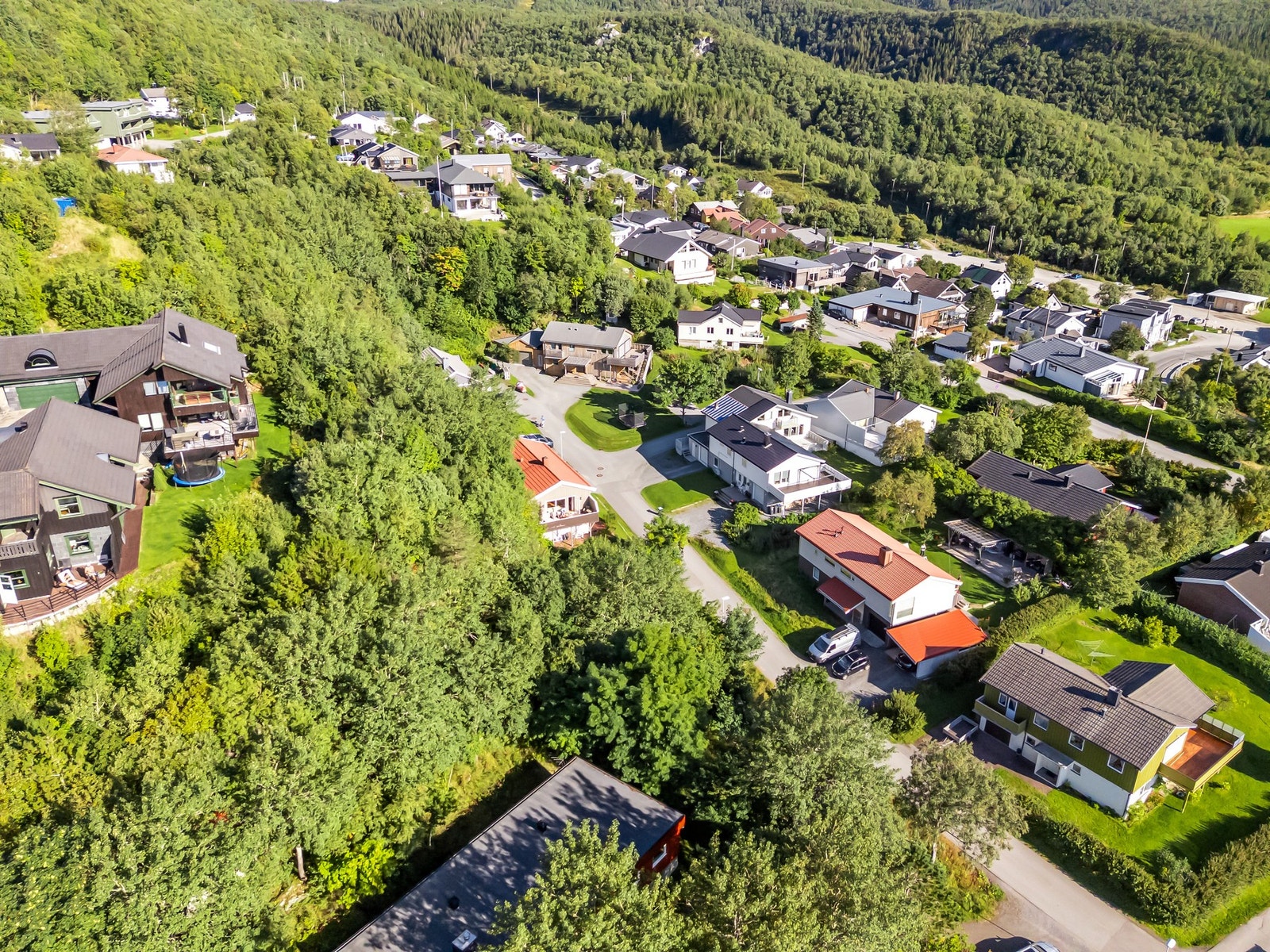 Tomten ligger fint plassert i et attraktivt nabolag med lite gjennomgangstrafikk Galleribilde