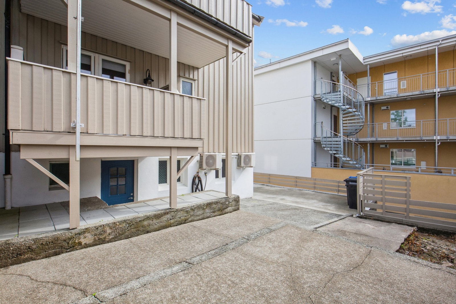 Utgang til bakgård fra gang i underetasje Galleribilde