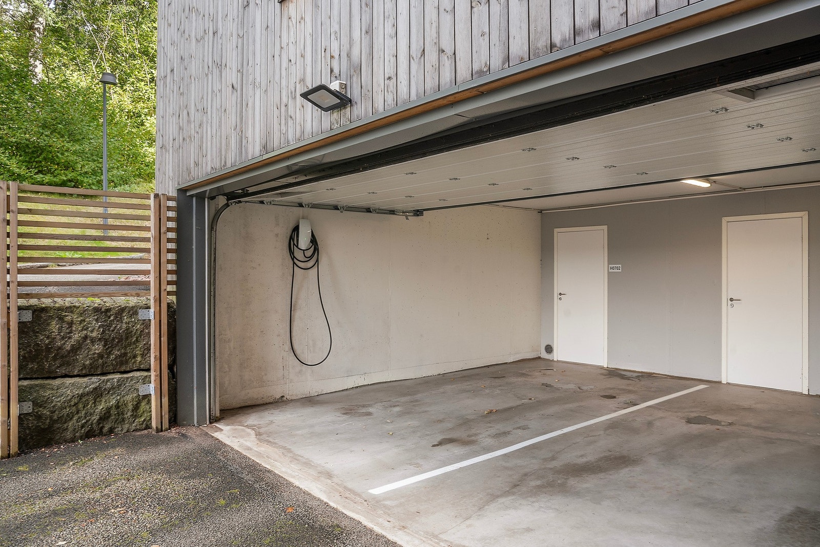 Egen garasjeplass med el-billader med en stor bod. Galleribilde