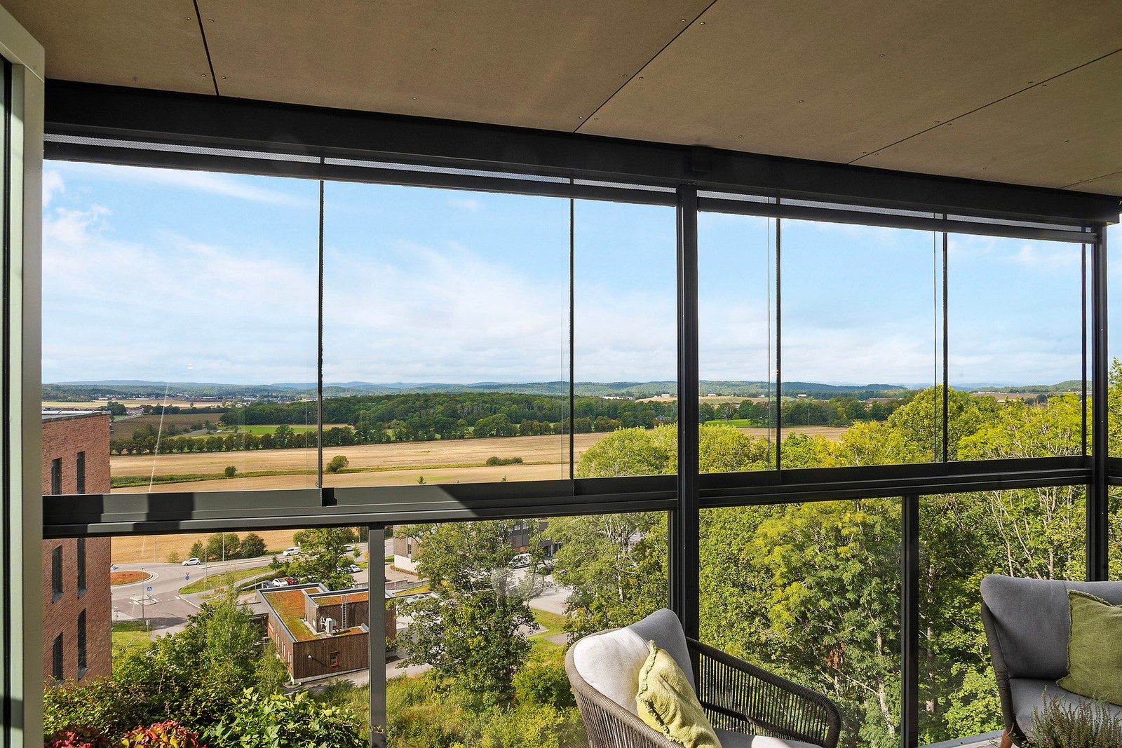 Glassvinduer med skyve-funksjon. Og solskjerming. Galleribilde