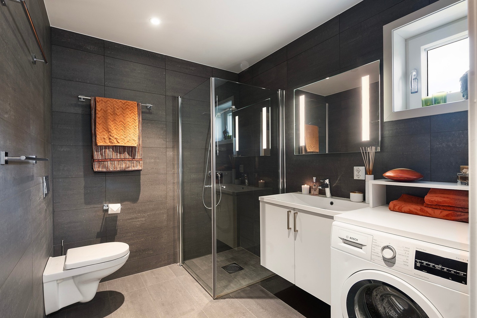 Stort bad som ligger innefor gangen, i nærhet til hoved-soverommet. Galleribilde