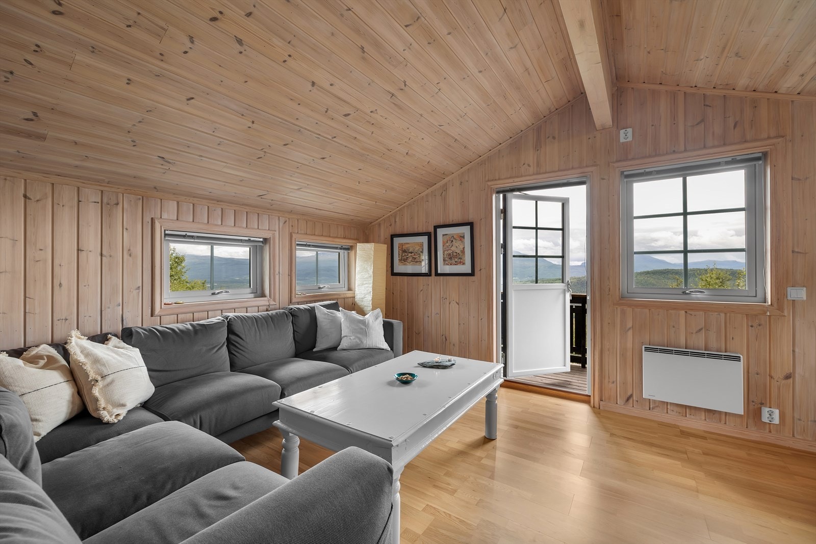 Loftstue med nydelig utsikt og egen balkong. Galleribilde