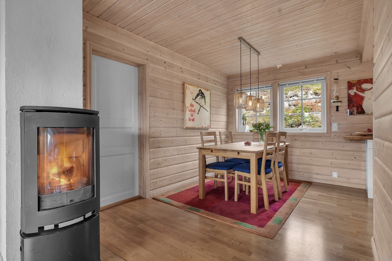 God plass til spisegruppe ved kjøkken. Galleribilde