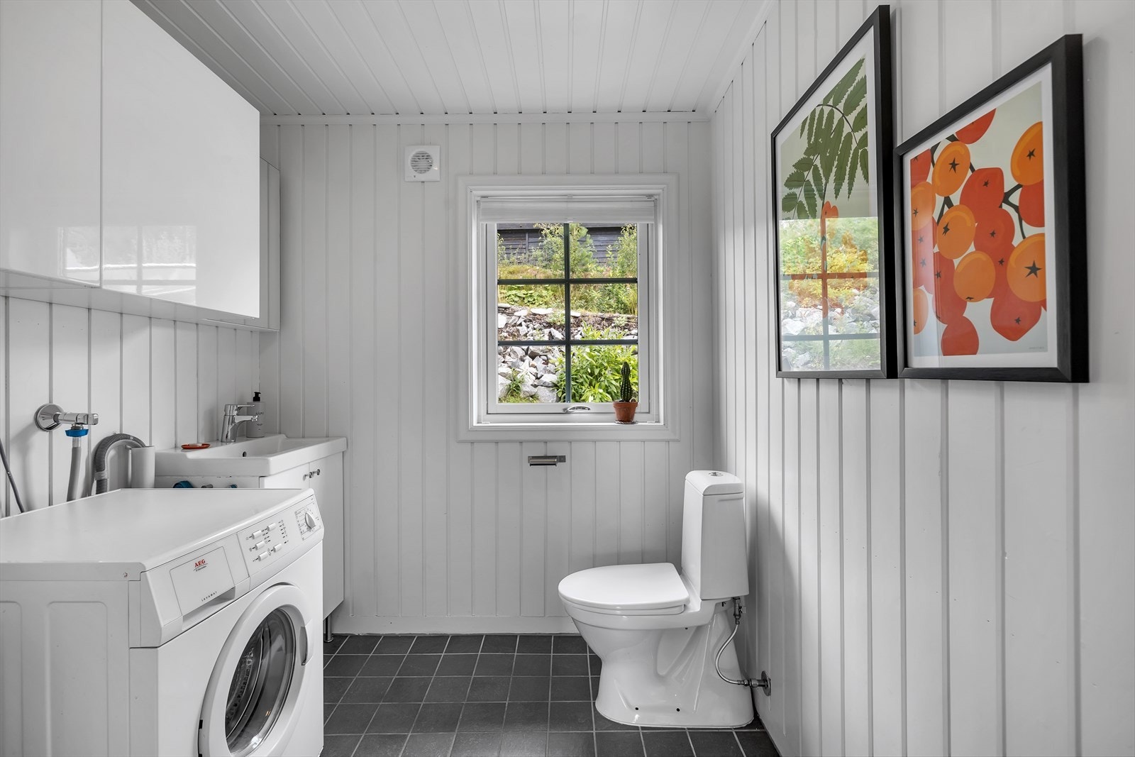 Vaskerom med servant og ekstra toalett. Galleribilde