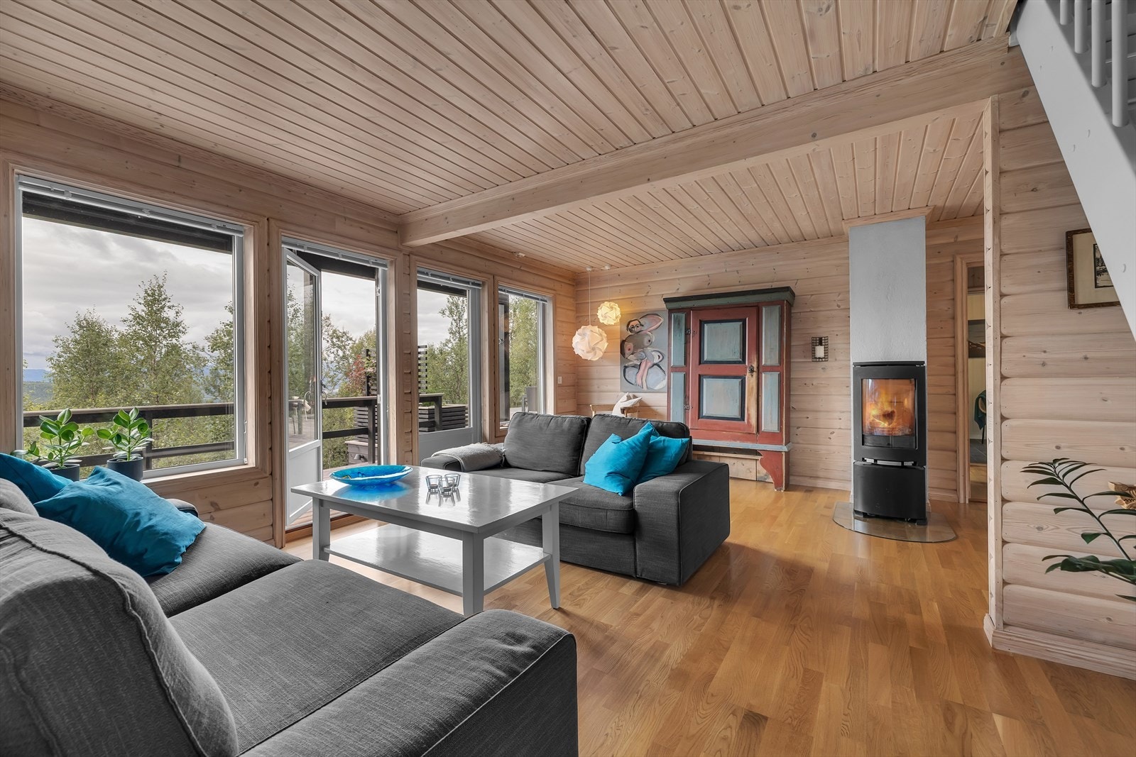 Innholdsrik fritidsbolig med store vindusflater og innredning og interiør i klassisk høyfjells utførelse. Galleribilde