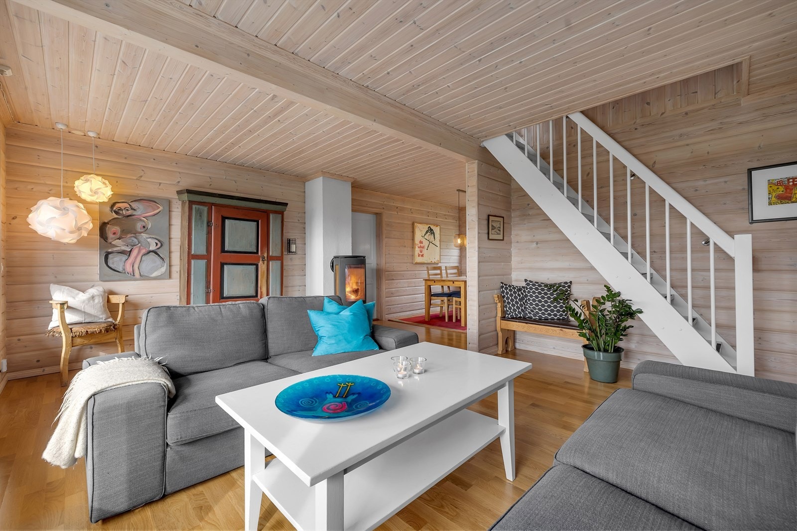 Vedfyring sentralt plassert mellom stue og kjøkken. Varmekabler i alle gulv 1. etasje, bortsett fra soverommene. Galleribilde