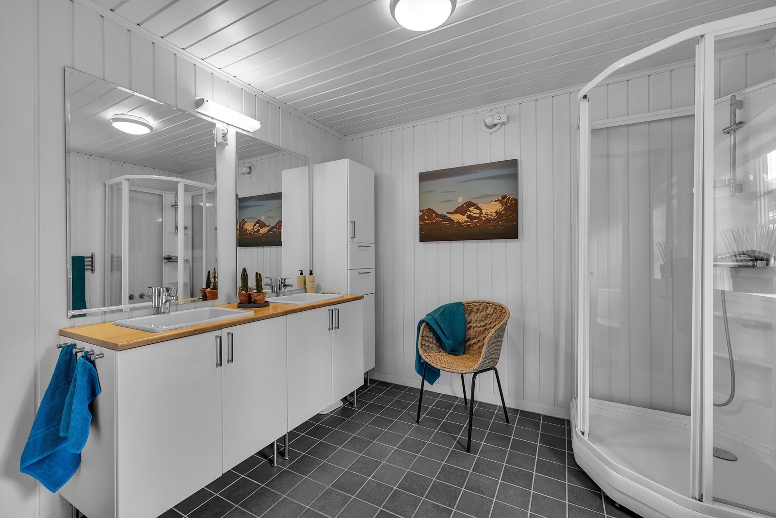 Flislagt badrom med dobbelvask, moderne innredninger, toalett og dusjkabinett. Galleribilde