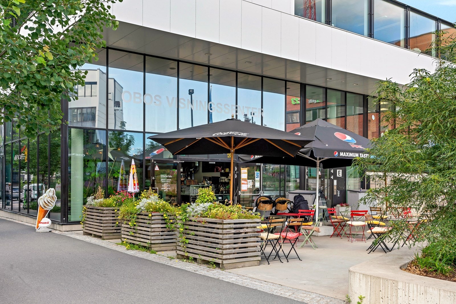 Nærområdet er livlig, med små butikker, caféer og andre servicetilbud. Galleribilde