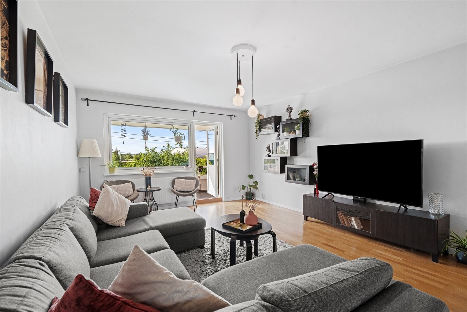 Stuen er av god størrelse, med plass til en sofaseksjon og annet ønskelig innredning. Galleribilde