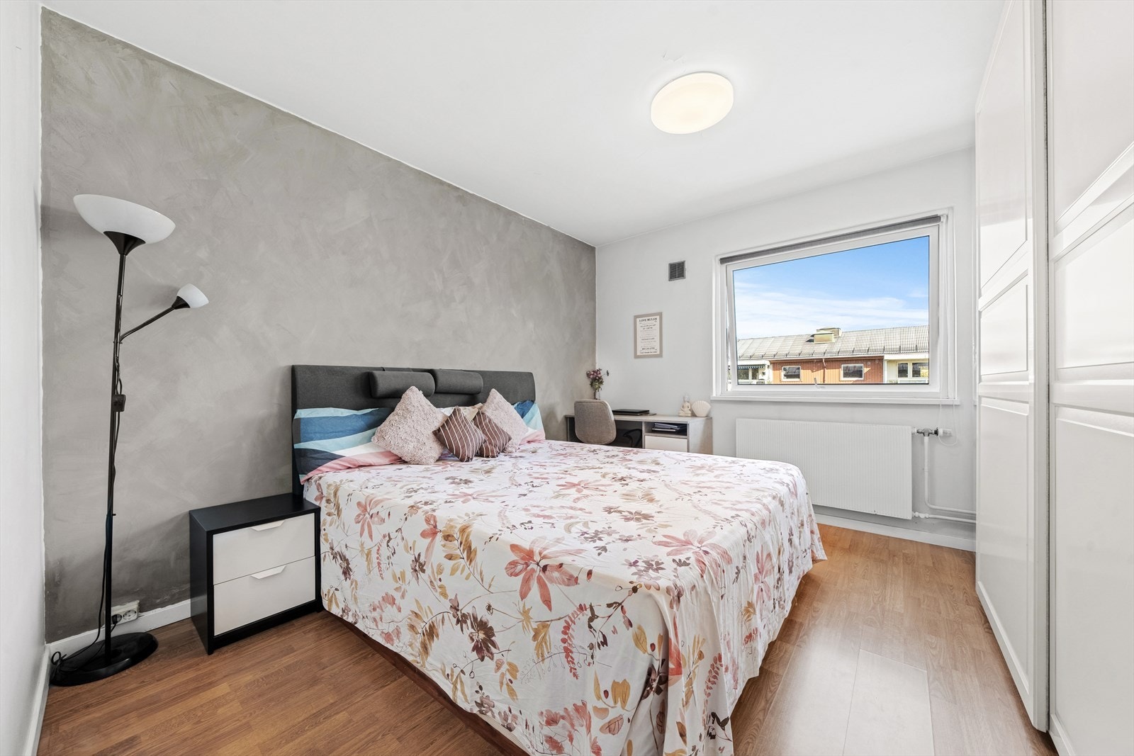 Soverommet i leiligheten er av god størrelse, med plass til dobbeltseng, tilhørende nattbord og annet ønskelig innredning. Galleribilde