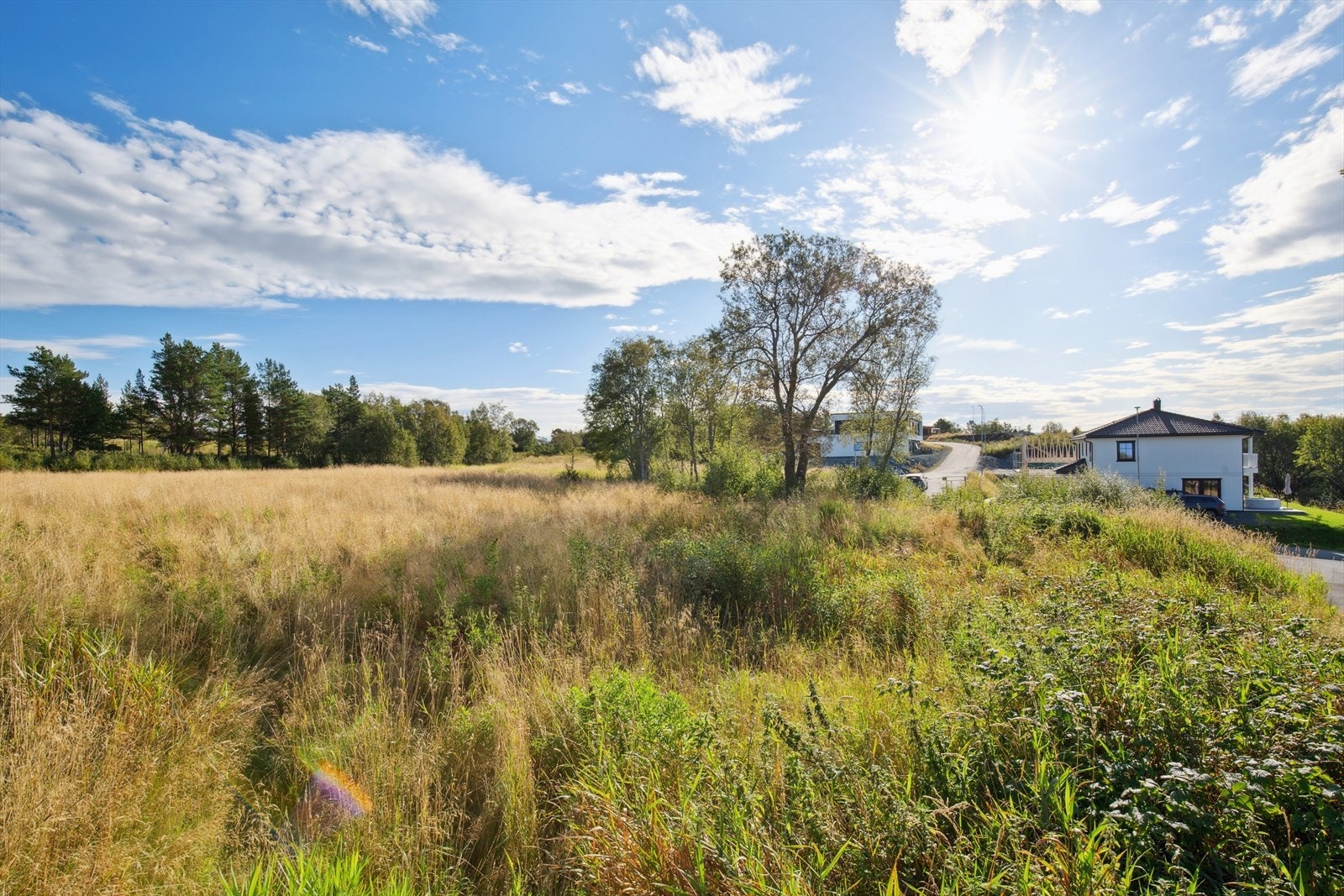 Bjugn sentrum ligger kun 2 km fra tomten med så og si alt man trenger i det daglige samt at det er kort avstand til skoler, barnehager og idrettslanlegg. Galleribilde