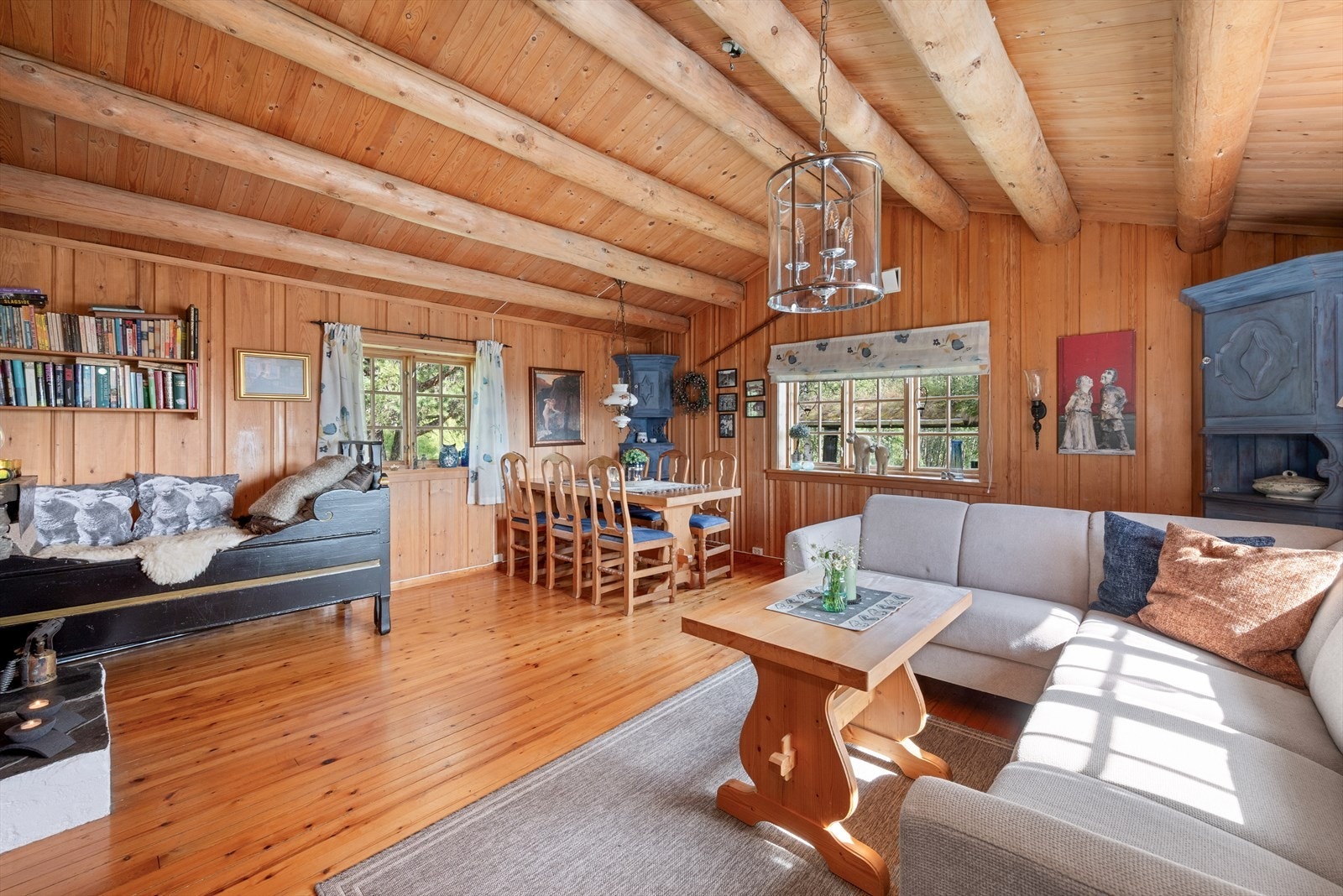 Pen stue med plass for både sofagruppe og spisebord. Galleribilde