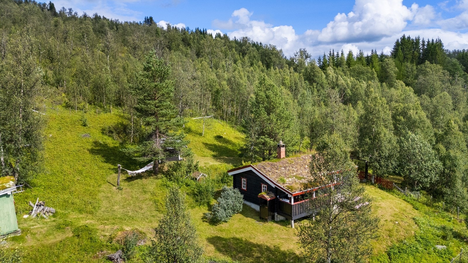 Hytta er opprinnelig en tømmerkasse fra ca. 1760 iflg. selger. Den ble flyttet til eiendommen i 1967. Galleribilde