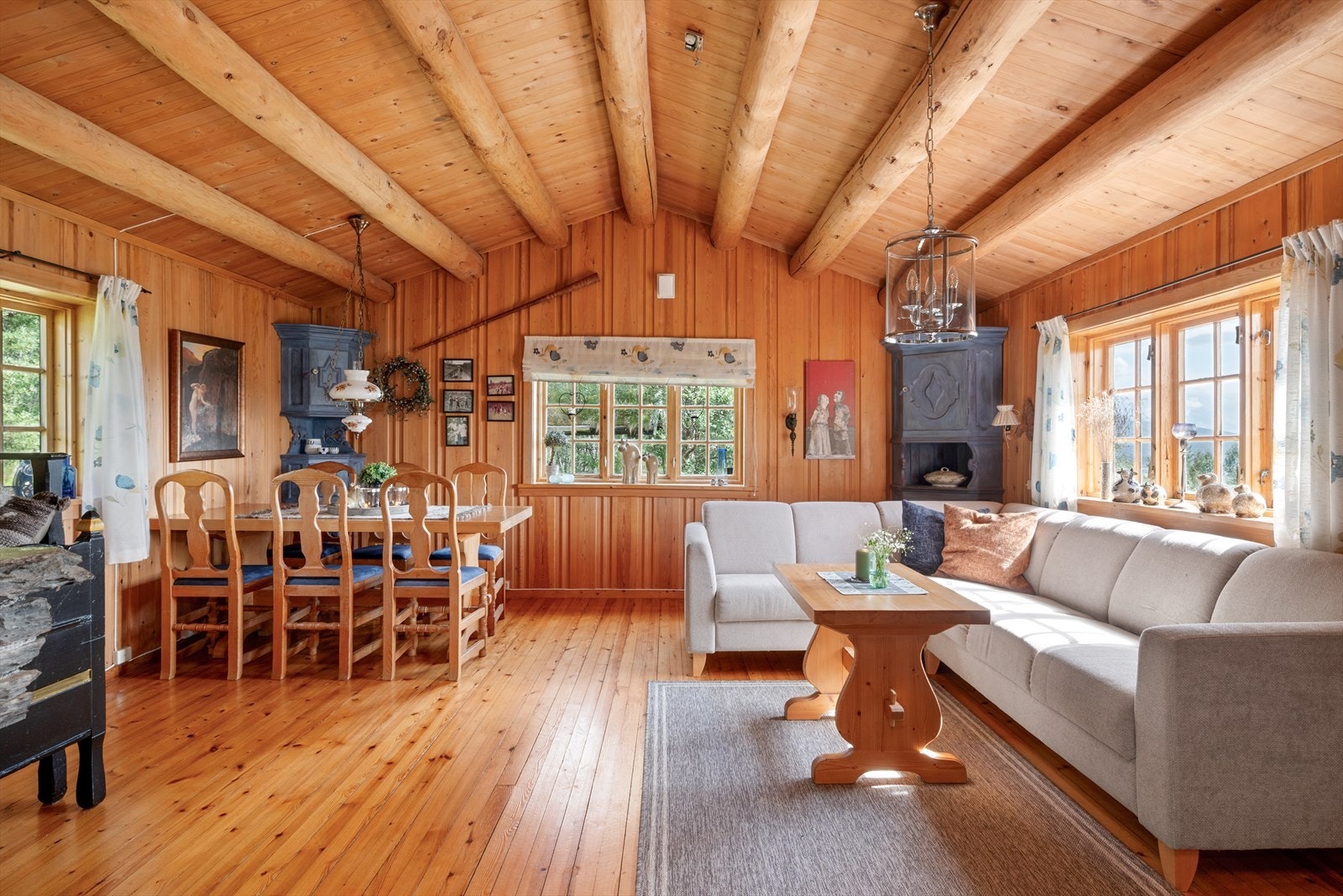 Godt med lys inn i hytta når det er vinduer på tre sider. Galleribilde