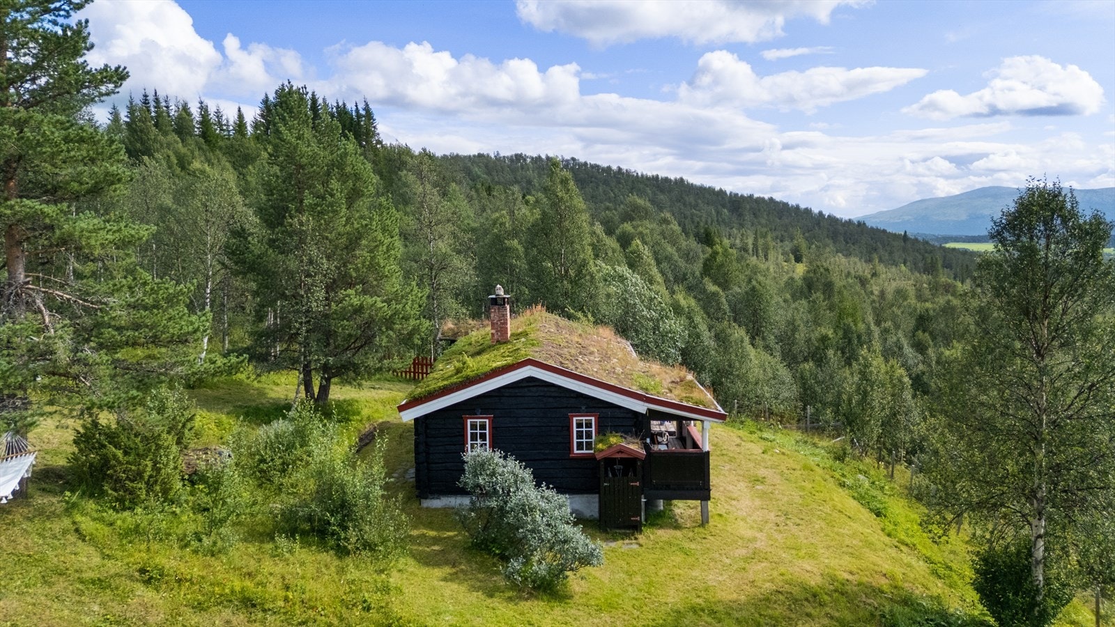 Det er innlagt strøm og helårs bilvei. Sommervann samt utedo i uthuset. Galleribilde