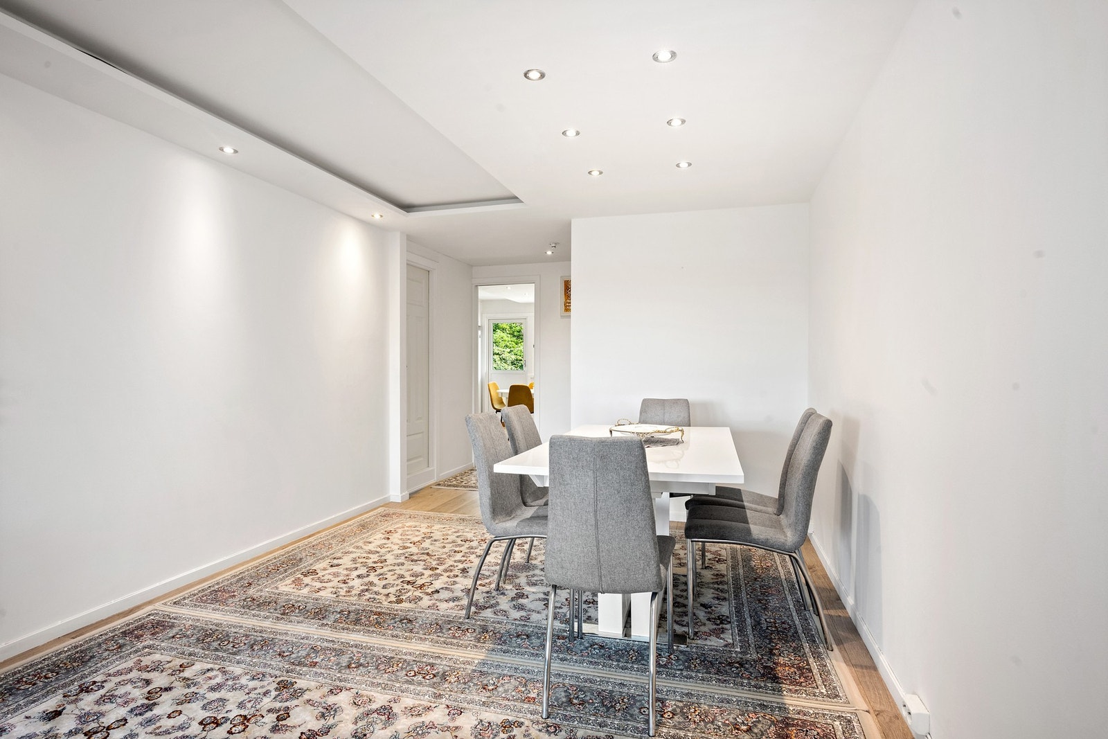 I stuen er det plass til et koselig spisebord hvor man kan samle venner og familie. Galleribilde