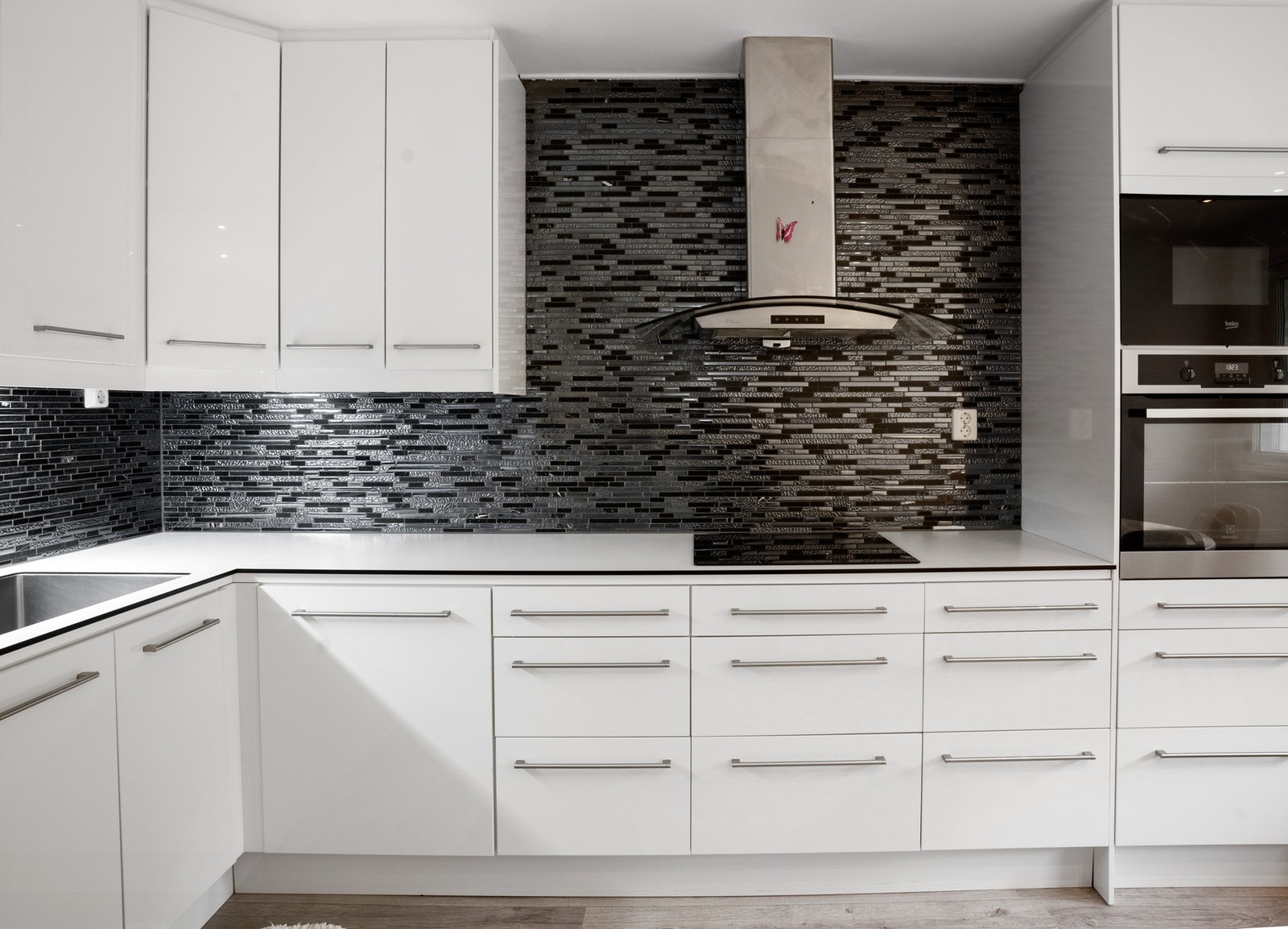 Kjøkkeninnredning er med glatte fronter, benkeplate med nedfeldt
kjøkken kum. Integrerte hvitevarer bestående av platetopp og
stekeovn. Frittstående kjøl / frys. Galleribilde