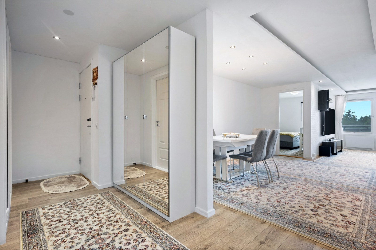 Praktisk garderobeløsning i entreen. Galleribilde