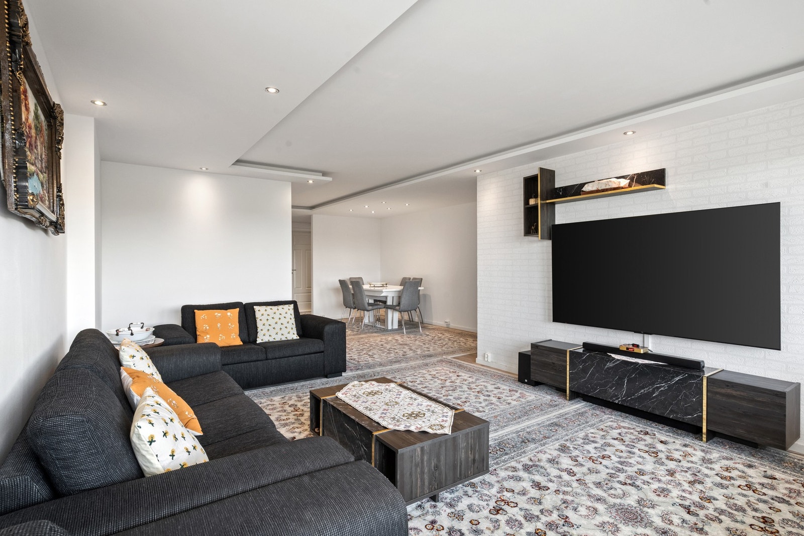 God plass til sofa med tilhørende møblement. Downlights tak! Galleribilde