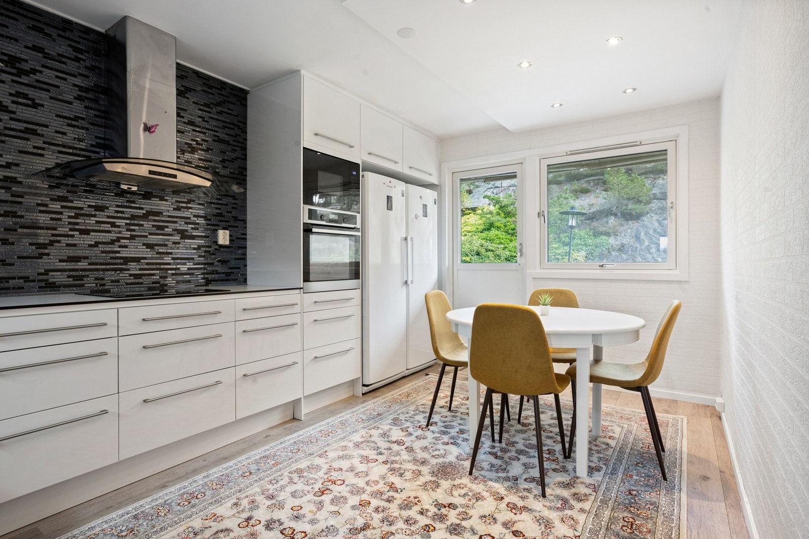 På kjøkkenet er det plass til spisebord - Her kan man nyte frokosten. Galleribilde