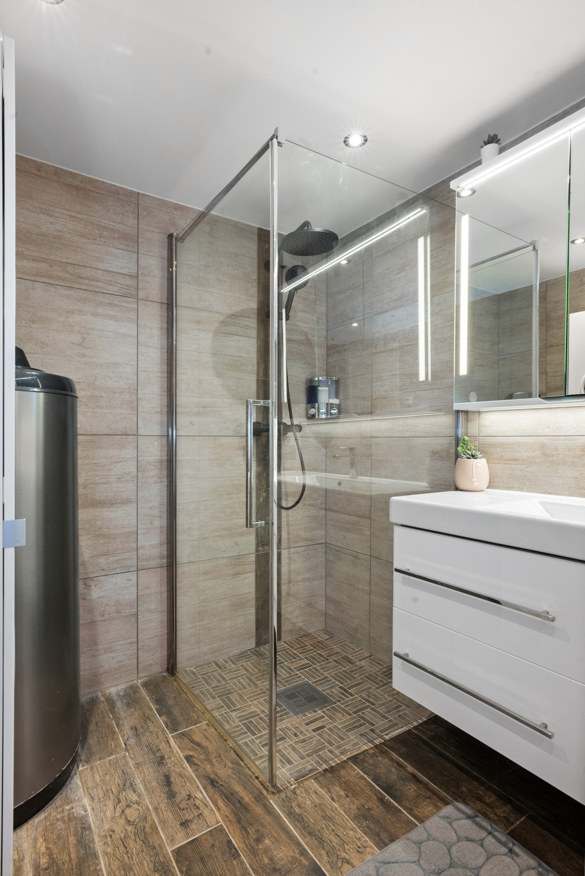 Baderomsinnredning består av dusjnisje, servant med underskap og wc. Galleribilde