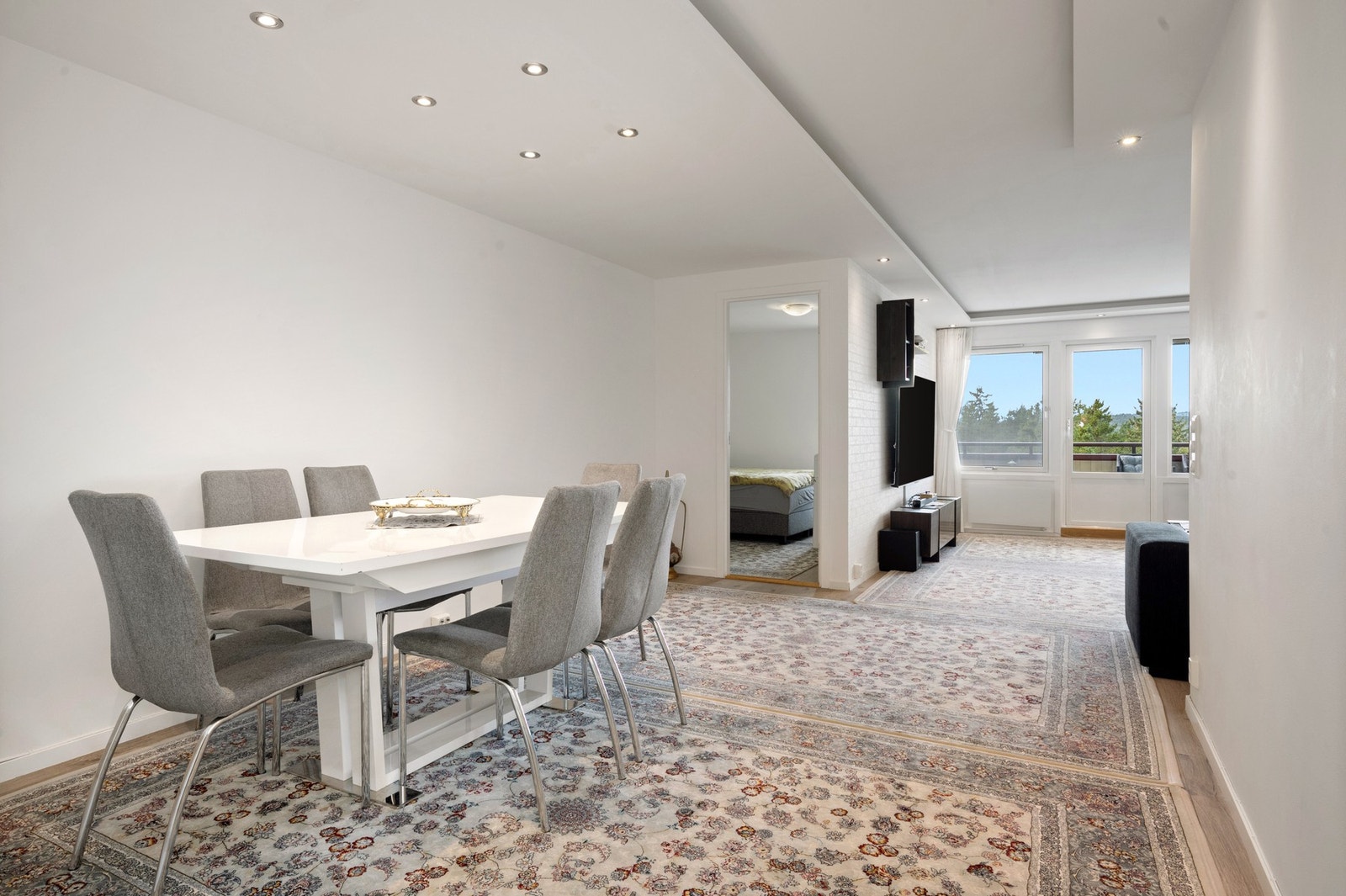 Svært romslig og innbydende stue med store vinduer som slipper inn rikelig med naturlig lys. Galleribilde