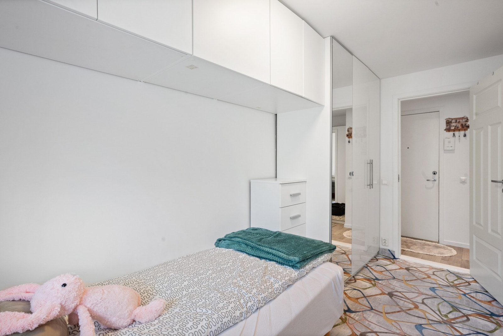 Soverom nr.3 med plass til seng og oppbevaring. Rommet har flere smarte oppbevaringsløsninger. Galleribilde