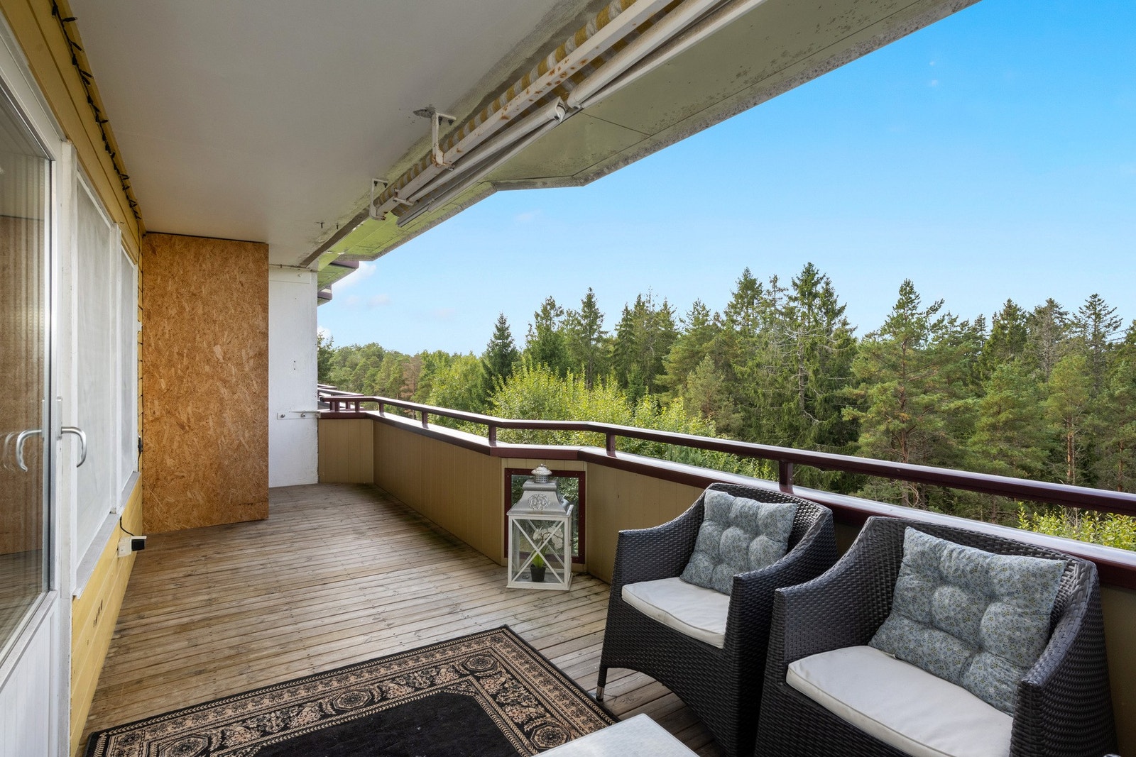 Fra stuen er det utgang til en herlig balkong på ca.13 kvm med en bod i bakkant. Galleribilde