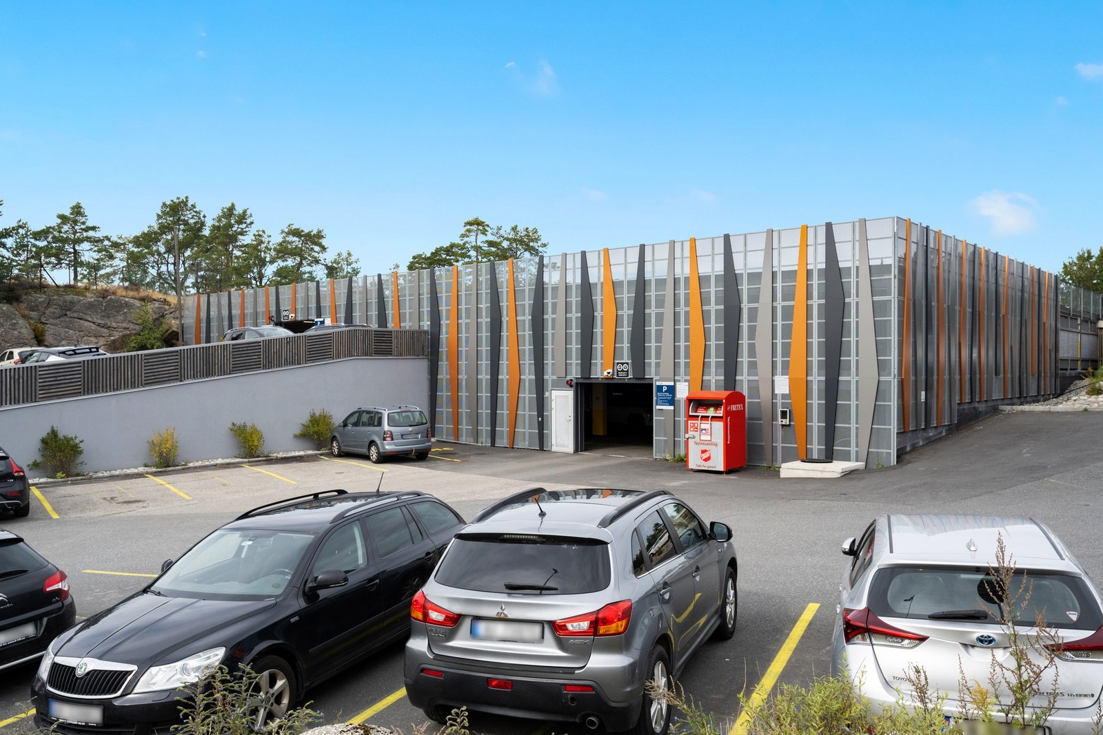 Parkering skjer på borettslagets tomt og parkering av bil i garasje må søkes om til styret og fordeling er etter ventelisteprinsippet. Galleribilde