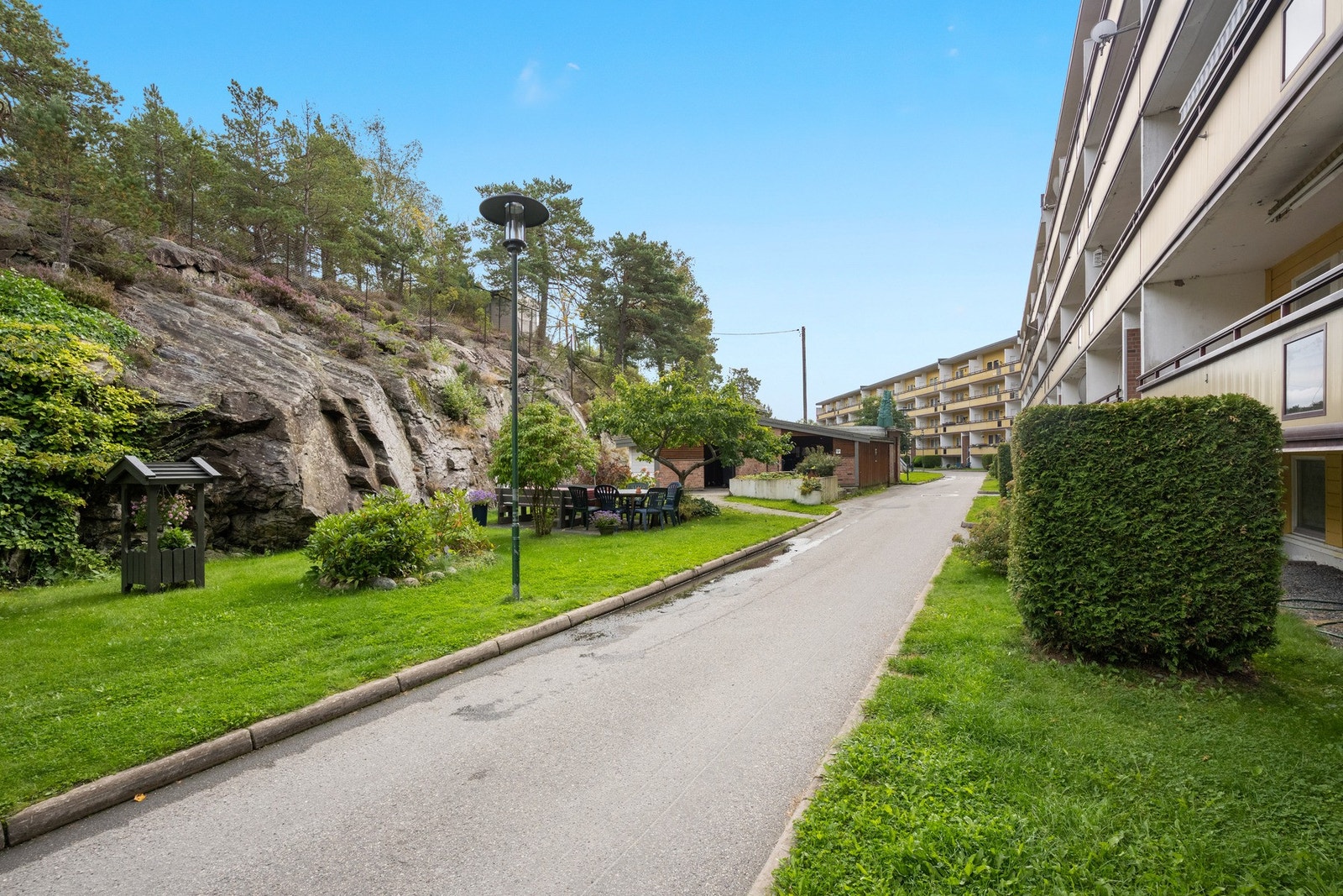 Borettslagets tomt er pent opparbeidet med store grøntområder. Galleribilde