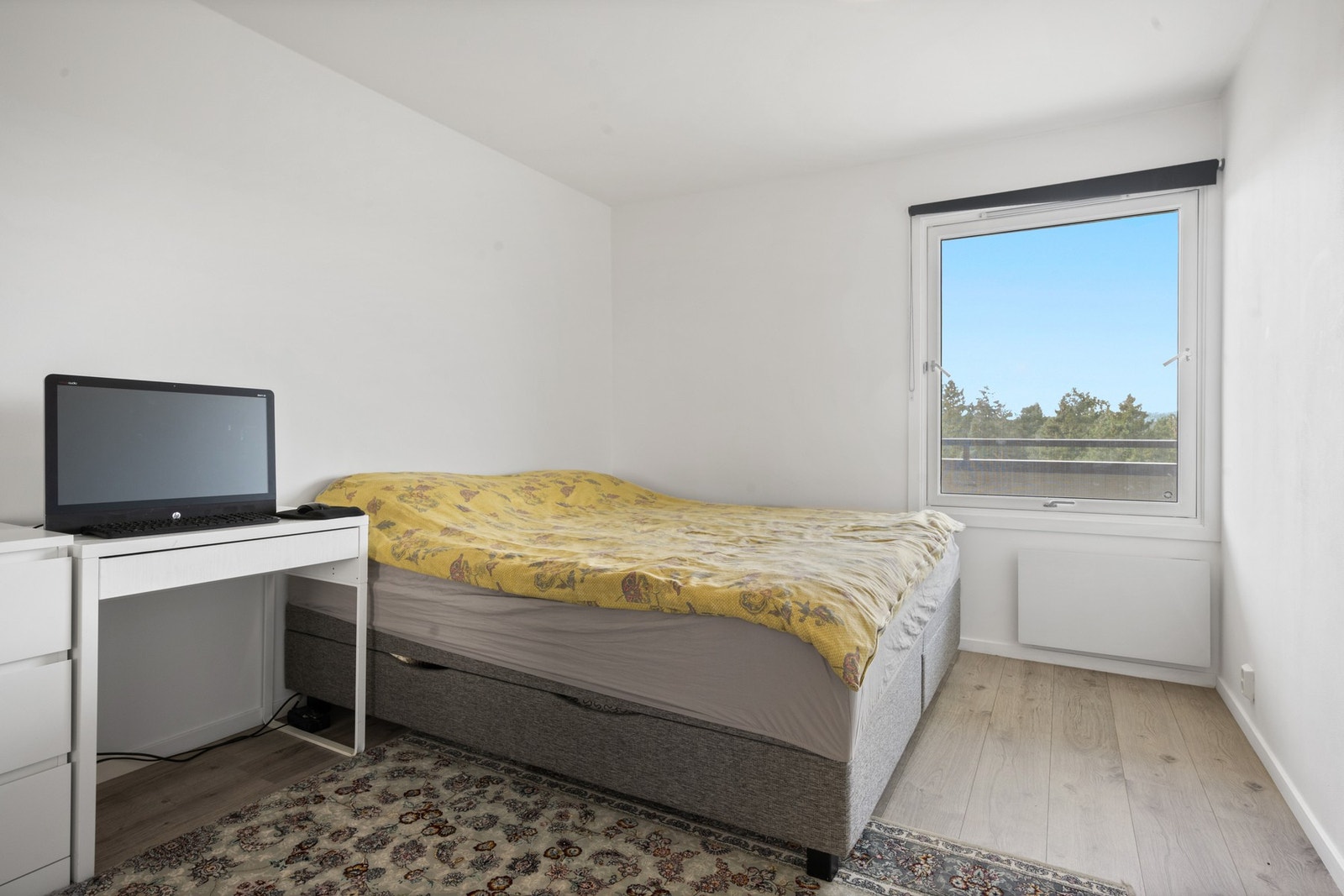 Stort vindu som slipper inn rikelig med lys. Galleribilde