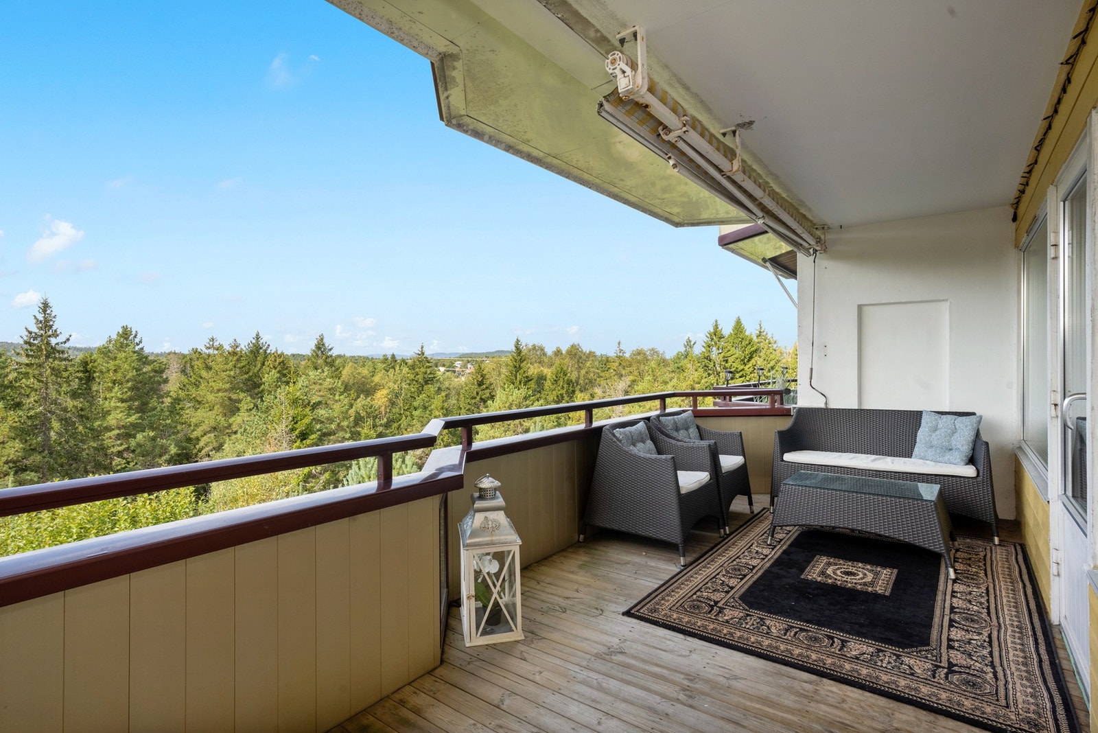 Balkongen er av god størrelse og det er sjenerøst med plass til utemøbler. Galleribilde