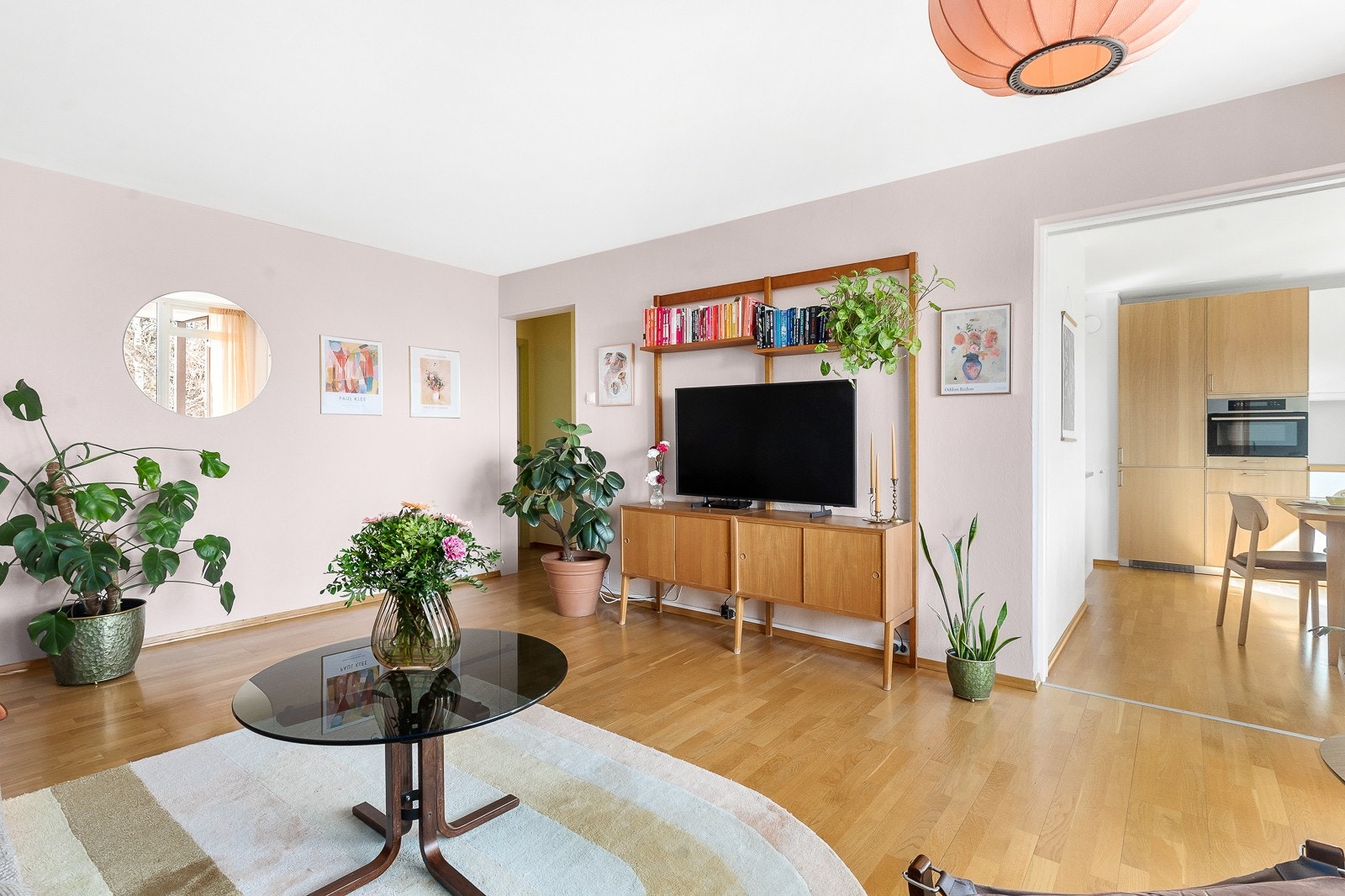 Med både stue og spisestue så er det rikelig med plass til møblement i leiligheten. Galleribilde