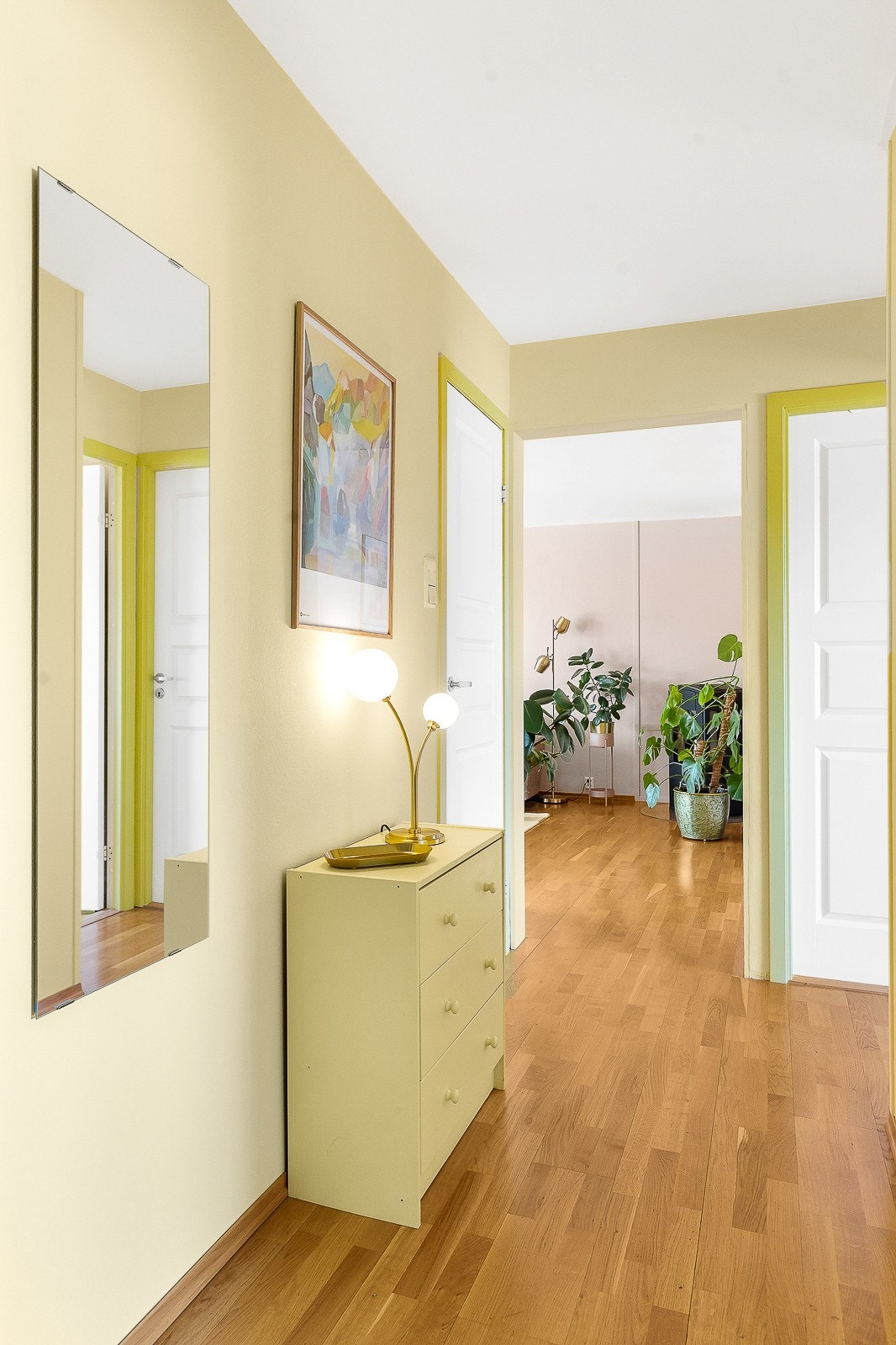 Vegg- og karmfarger står i fin kontrast til både parkettgulv og de hvite himlingene. Galleribilde