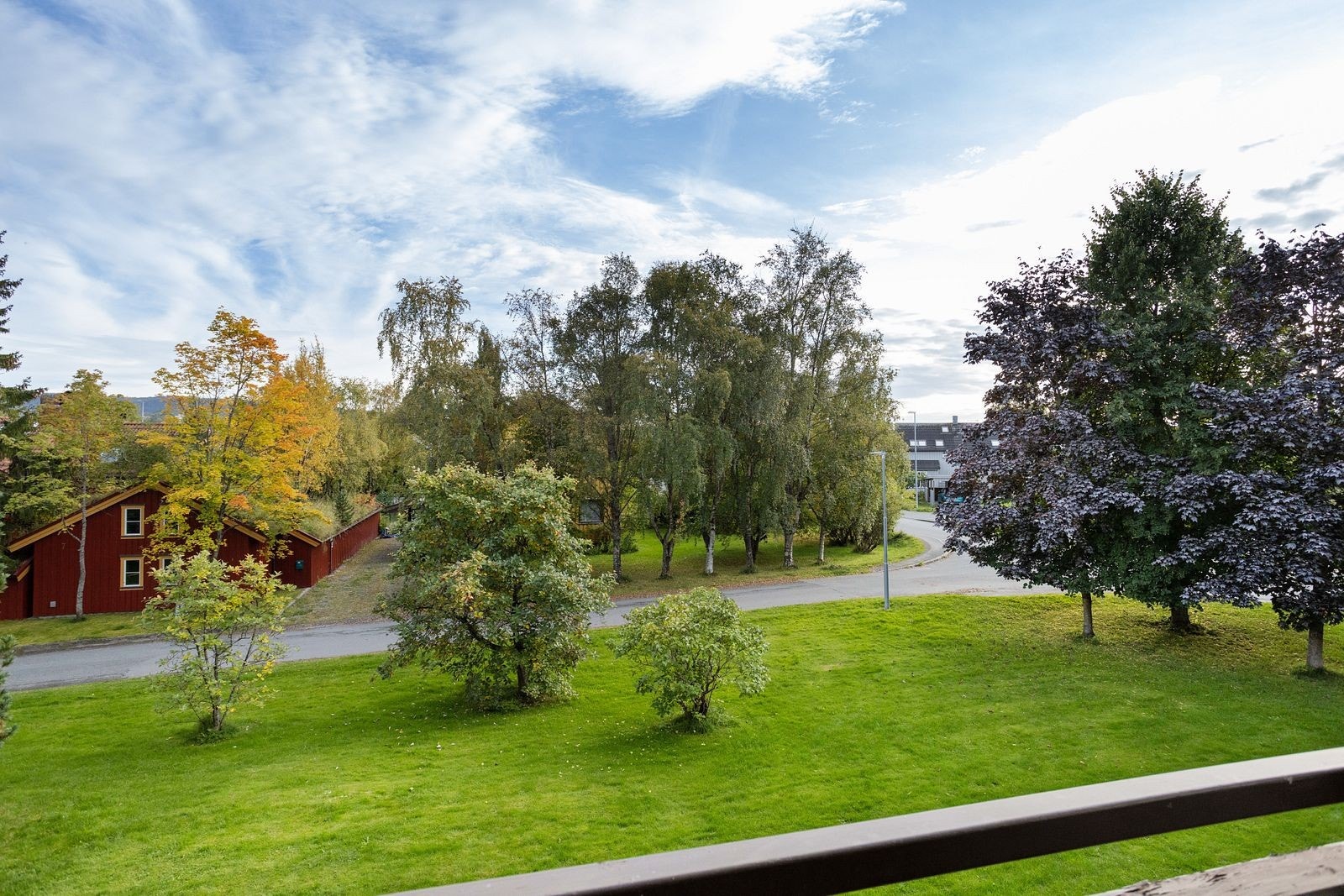 Usjenerte og grønne arealer på verandasiden av boligen. Galleribilde